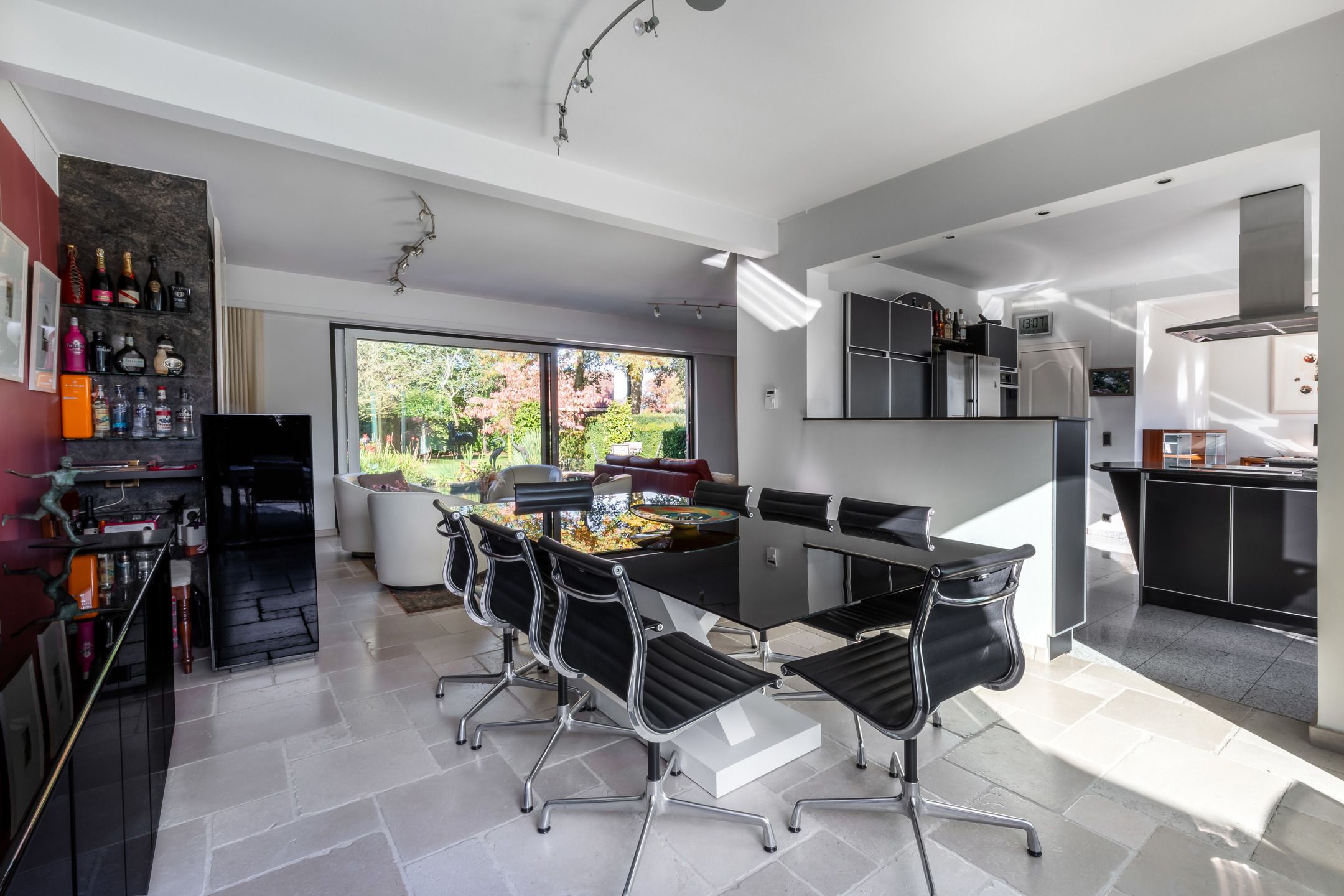 Split level woning op perceel van 2.232m² met veel privacy foto 10