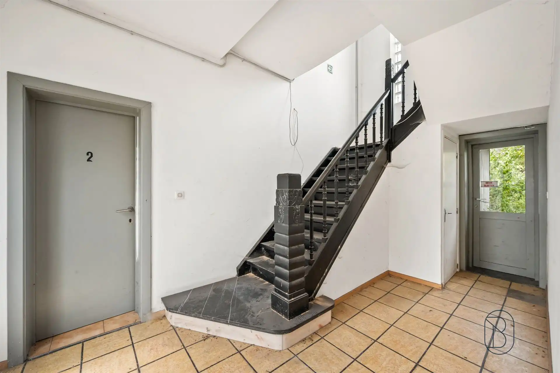 Te renoveren woning met 5 kamers, en parkeergelegenheid  foto 11