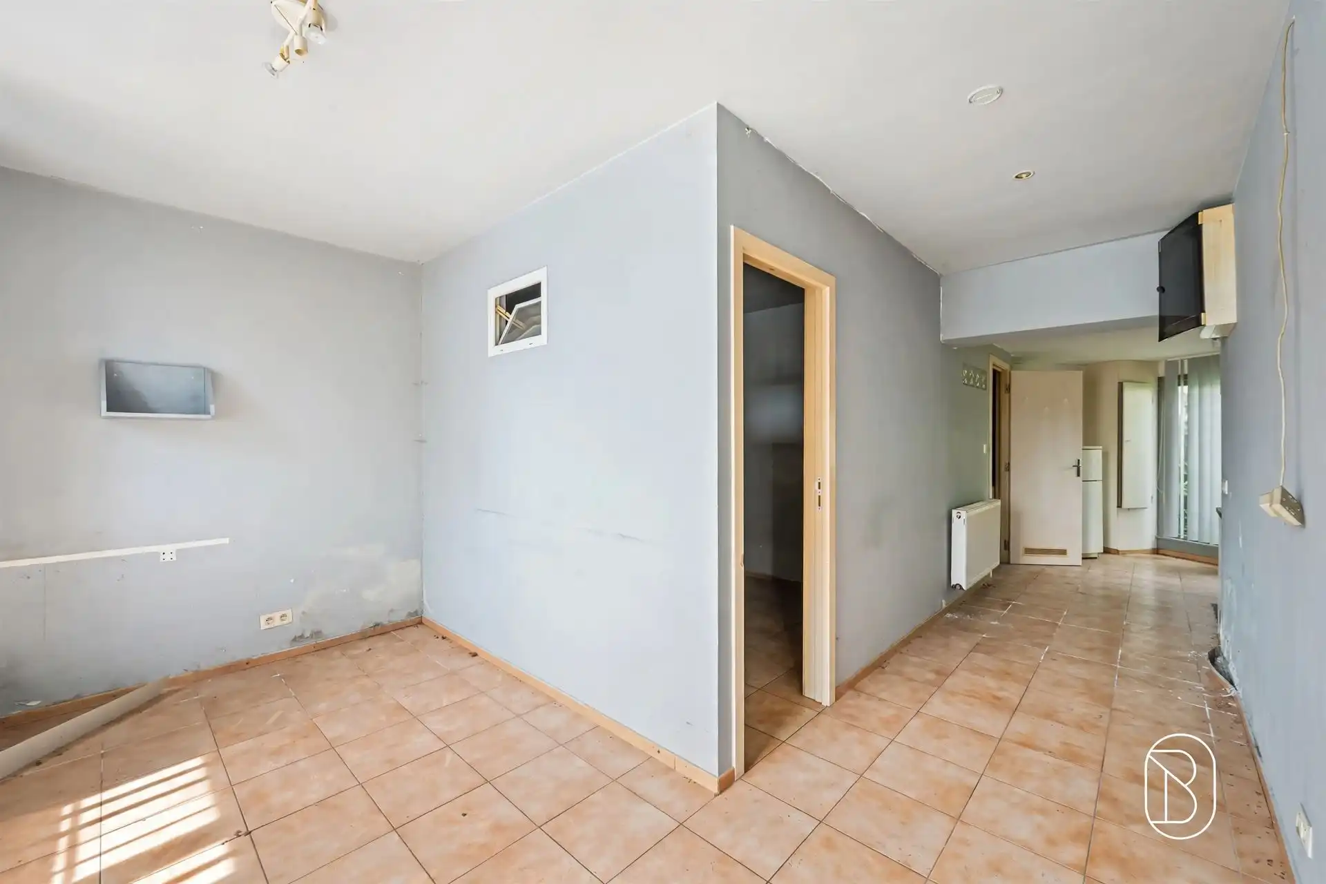 Te renoveren woning met 5 kamers, en parkeergelegenheid  foto 7
