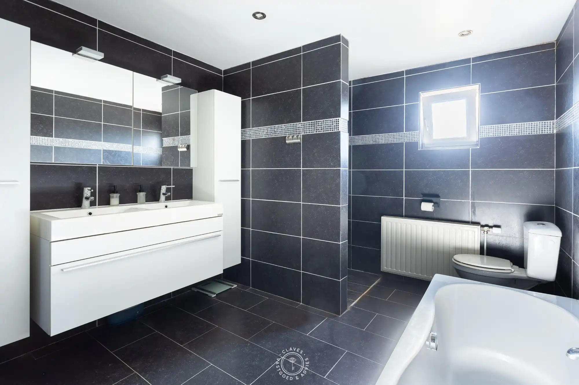 Hedendaagse gezinswoning achter statige art-decogevel foto 14