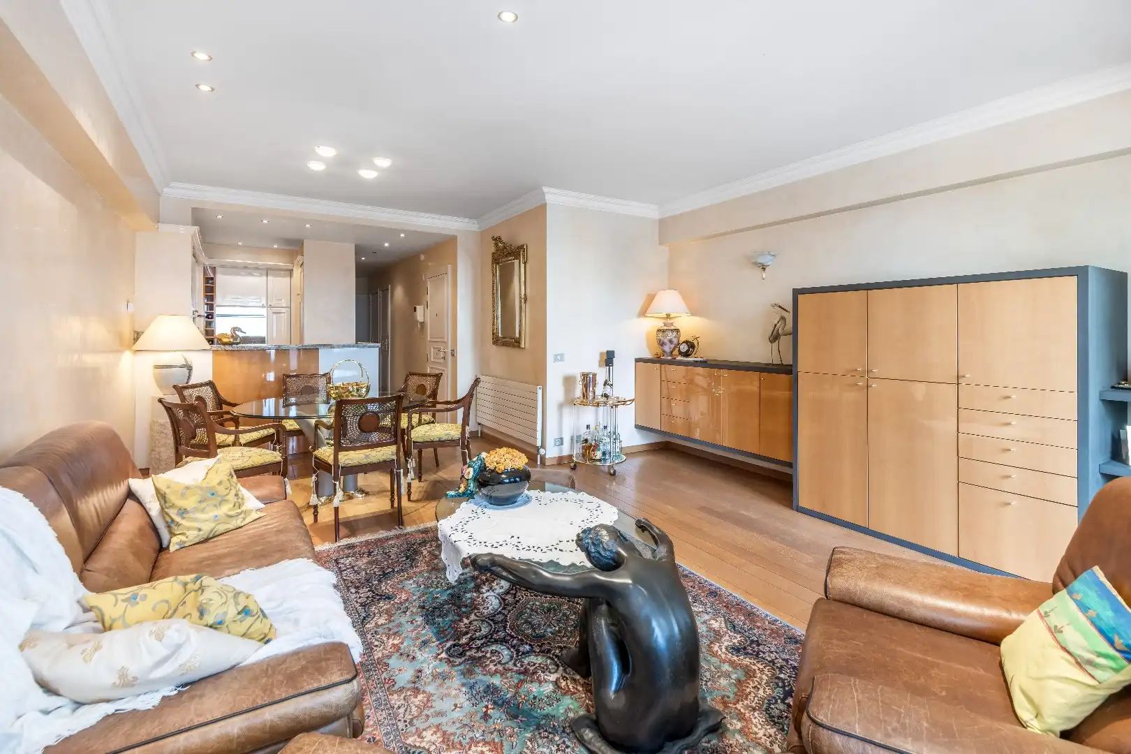 Luxueus ingericht appartement aan de zonnekant van de Dumortierlaan. Parking in het gebouw mgl. foto 5