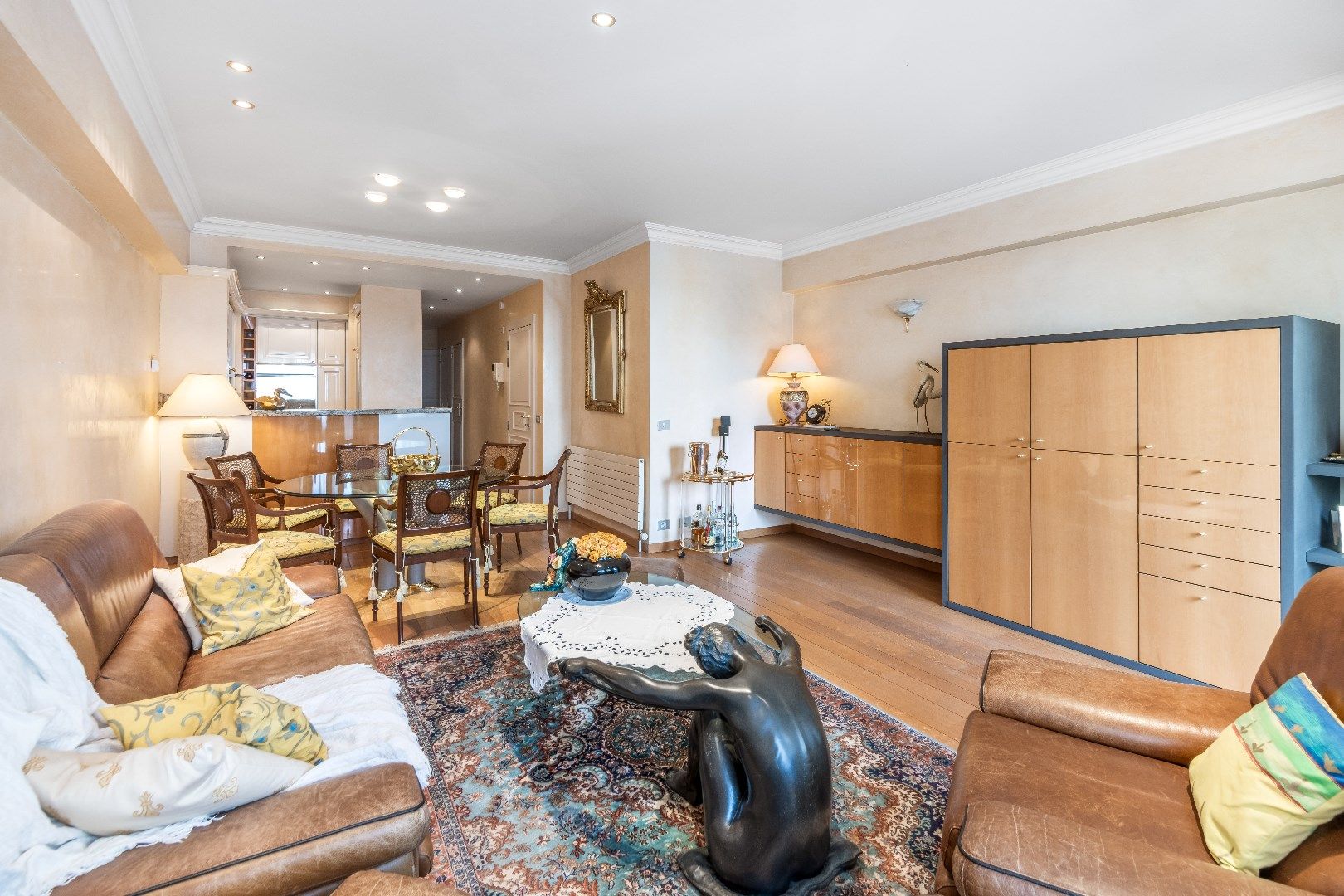 Luxueus ingericht appartement aan de zonnekant van de Dumortierlaan. Parking in het gebouw mgl. foto 5