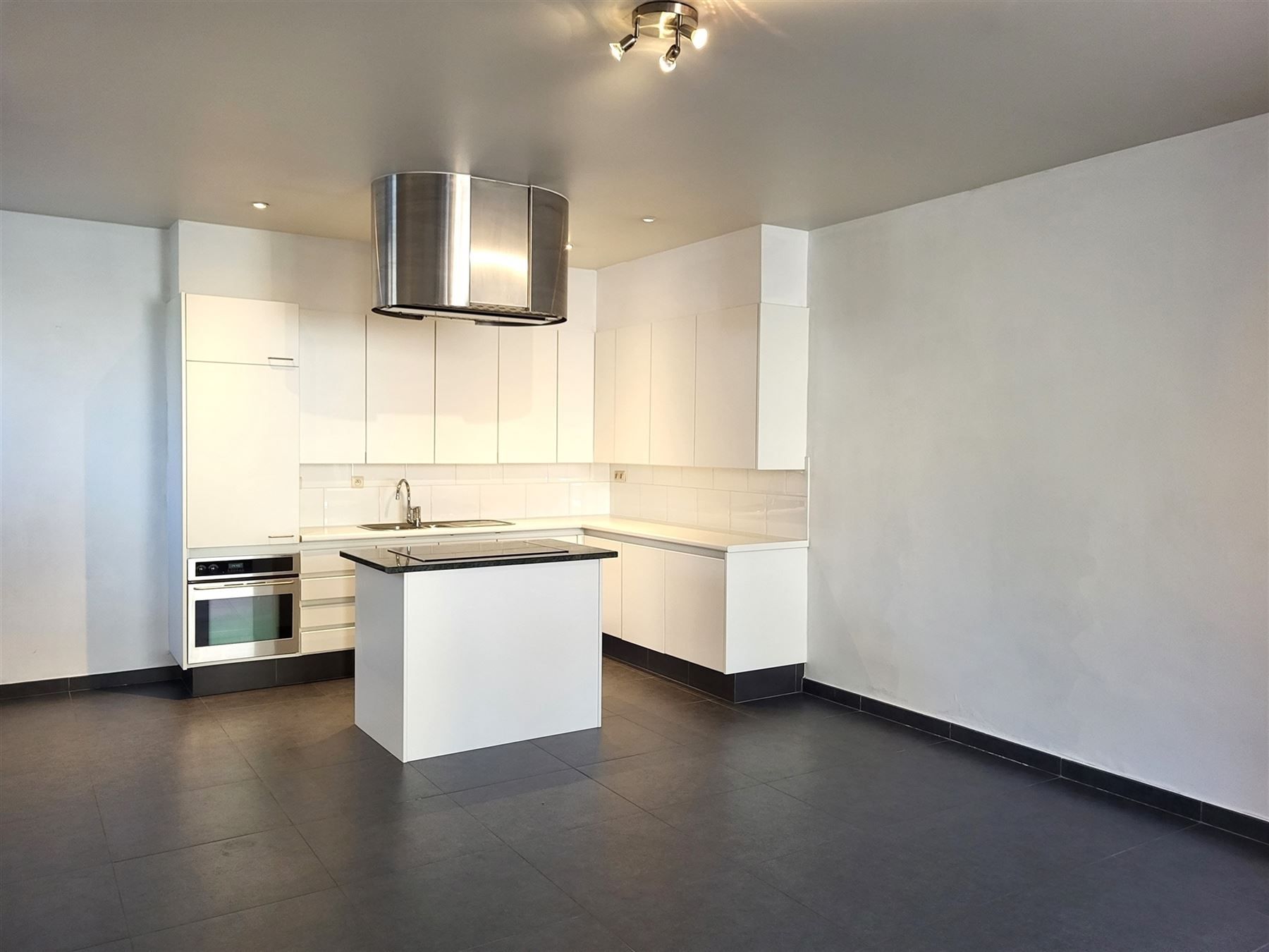Gerenoveerde woning met twee slaapkamers en groot terras foto 2