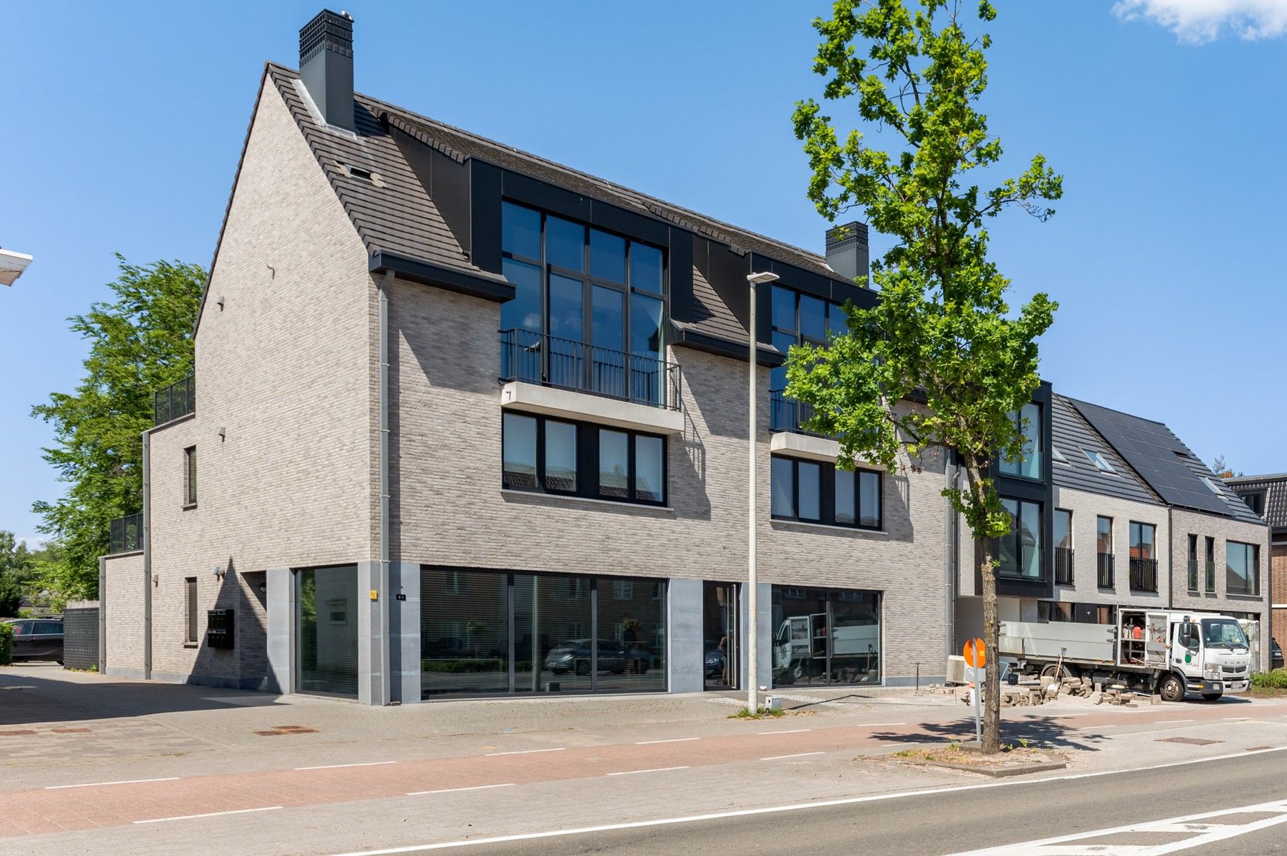 Instapklaar gelijkvloersappartement met tuin foto 2