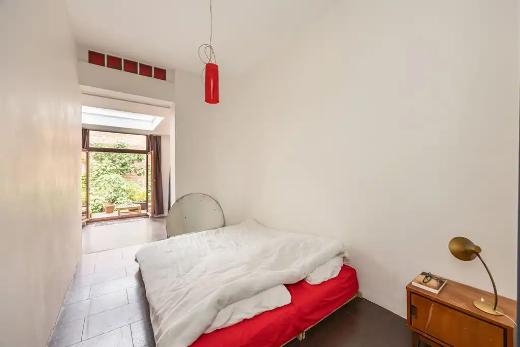Karaktervolle gezinswoning met  groene stadstuin foto 13