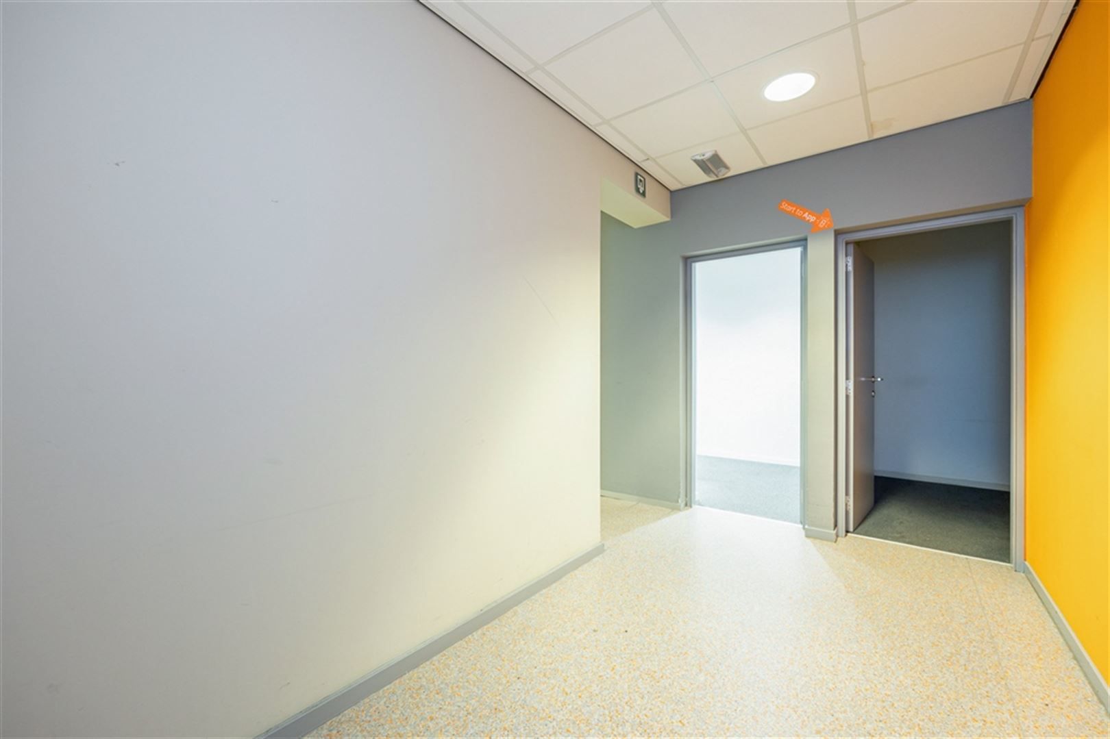 Voormalig bankkantoor te huur op de Diksmuidelaan foto 12
