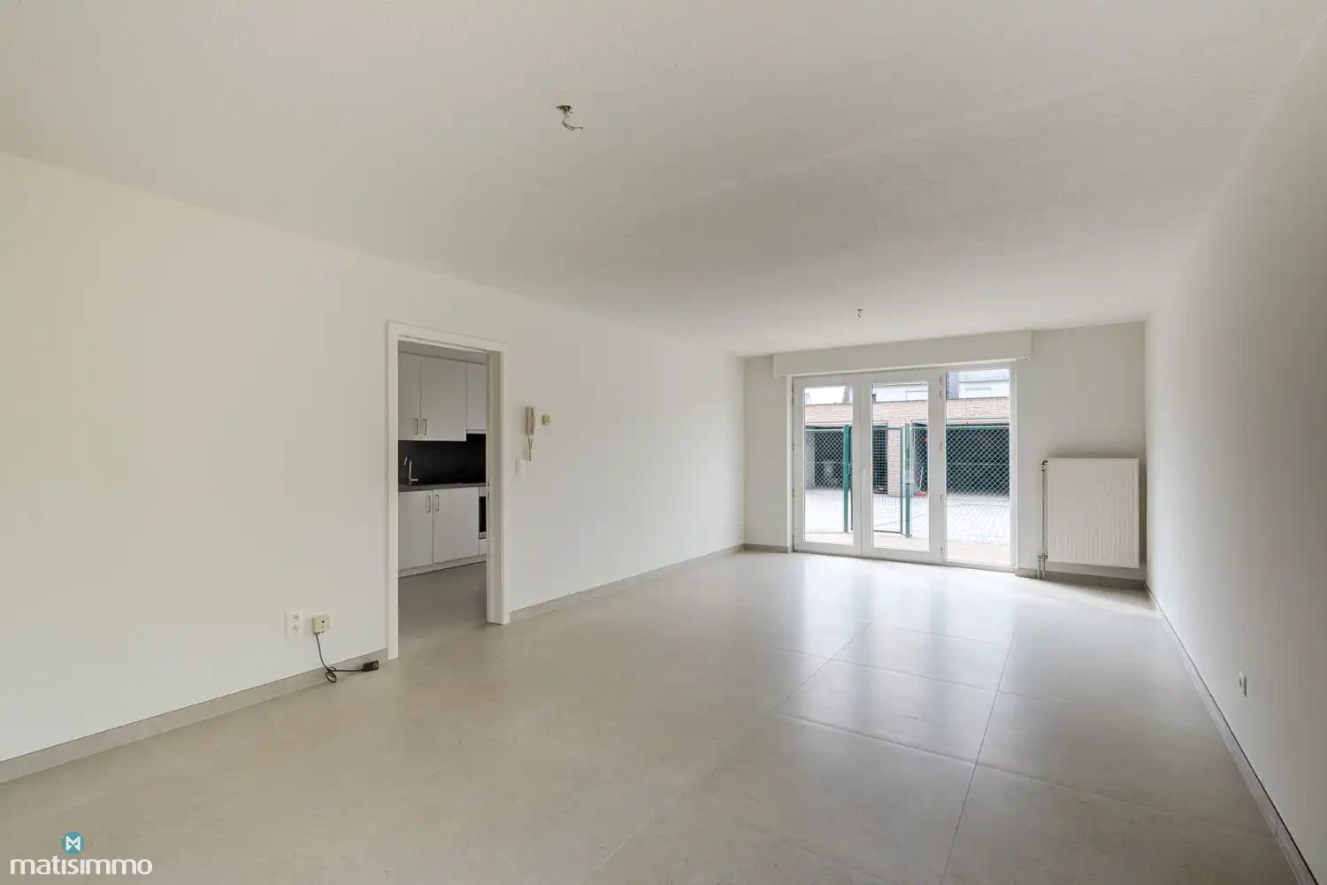INSTAPKLAAR GELIJKVLOERS APPARTEMENT MET 2 SLAAPKAMERS, BERGING EN AUTOSTAANPLAATS NABIJ HET CENTRUM VAN BILZEN foto 4