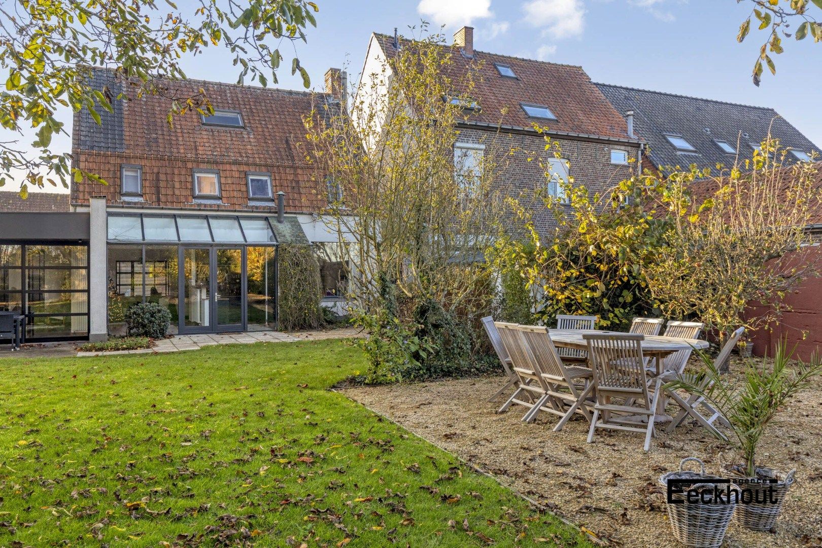 Ruime halfopen woning met prachtige aangelegde tuin en carport voor 2 wagens! foto 28