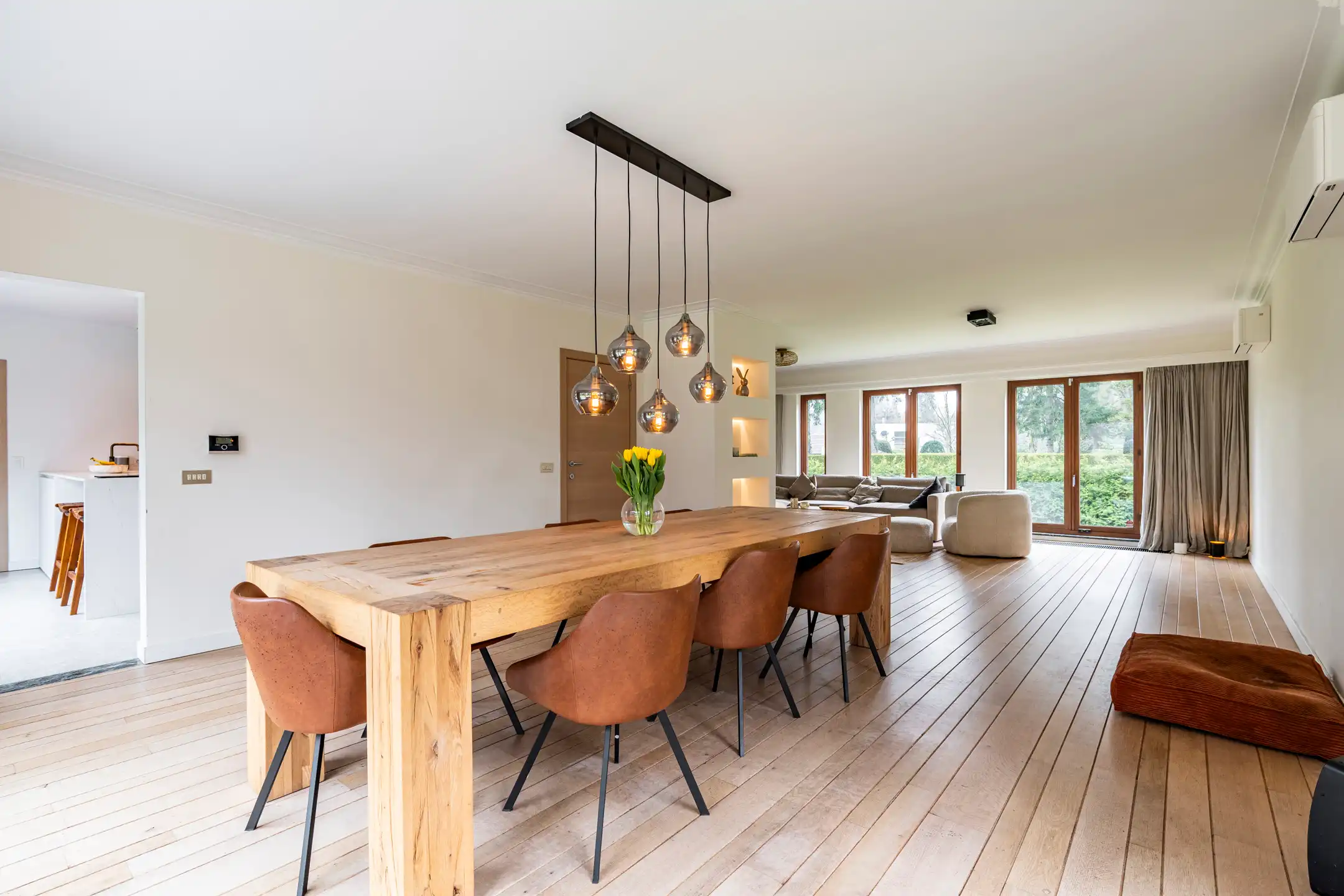 Ruime, recent gerenoveerde villa met 5 slpks op 2.430 m² foto 4