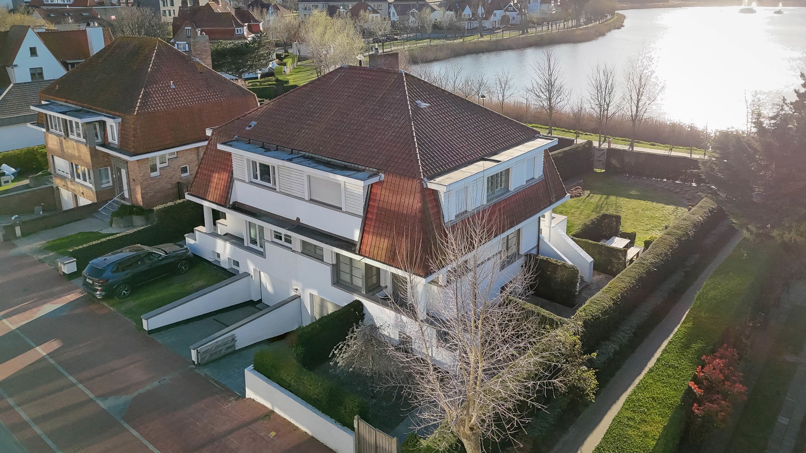 Exclusieve villa met adembenemend zicht op het ZEGEMEER... foto {{pictureIndex}}