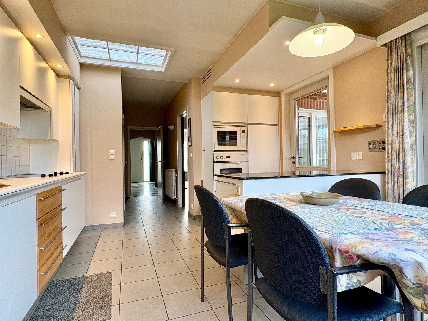 Ruime half openbebouwing met grote garage, 3 slks met mogelijkheid tot 5 slks. foto 4