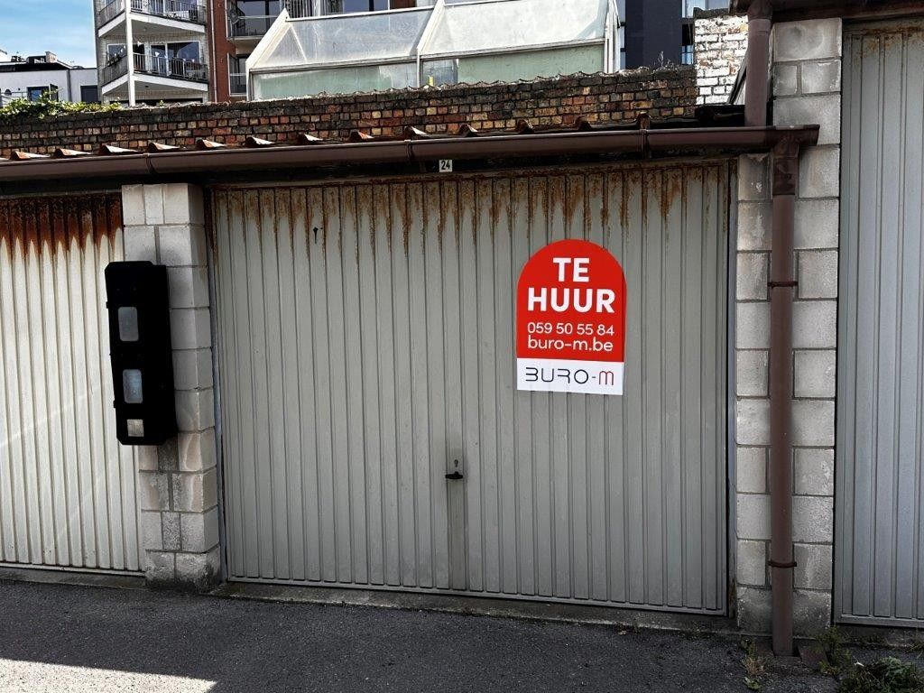 Ruime garagebox in het hartje van Oostende, ter hoogte van “Petit Paris” en Koninginnelaan. foto {{pictureIndex}}