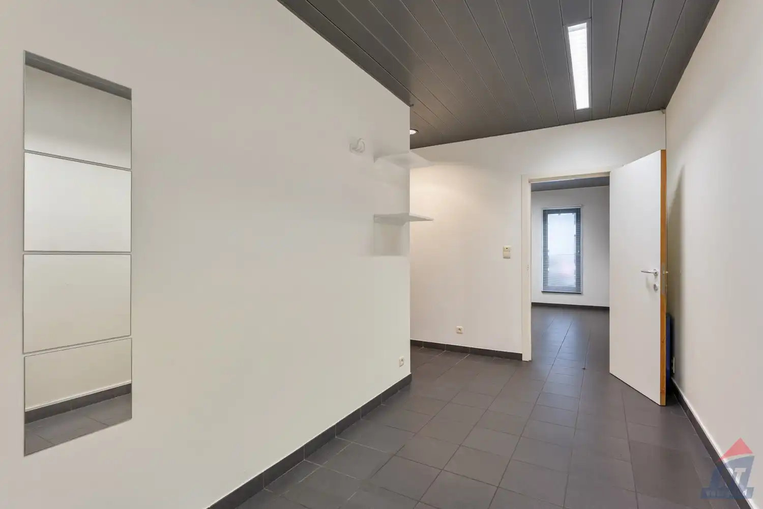 Veelzijdig pand met praktijkruimte en duplex appartement op toplocatie in Sint-Truiden foto 10