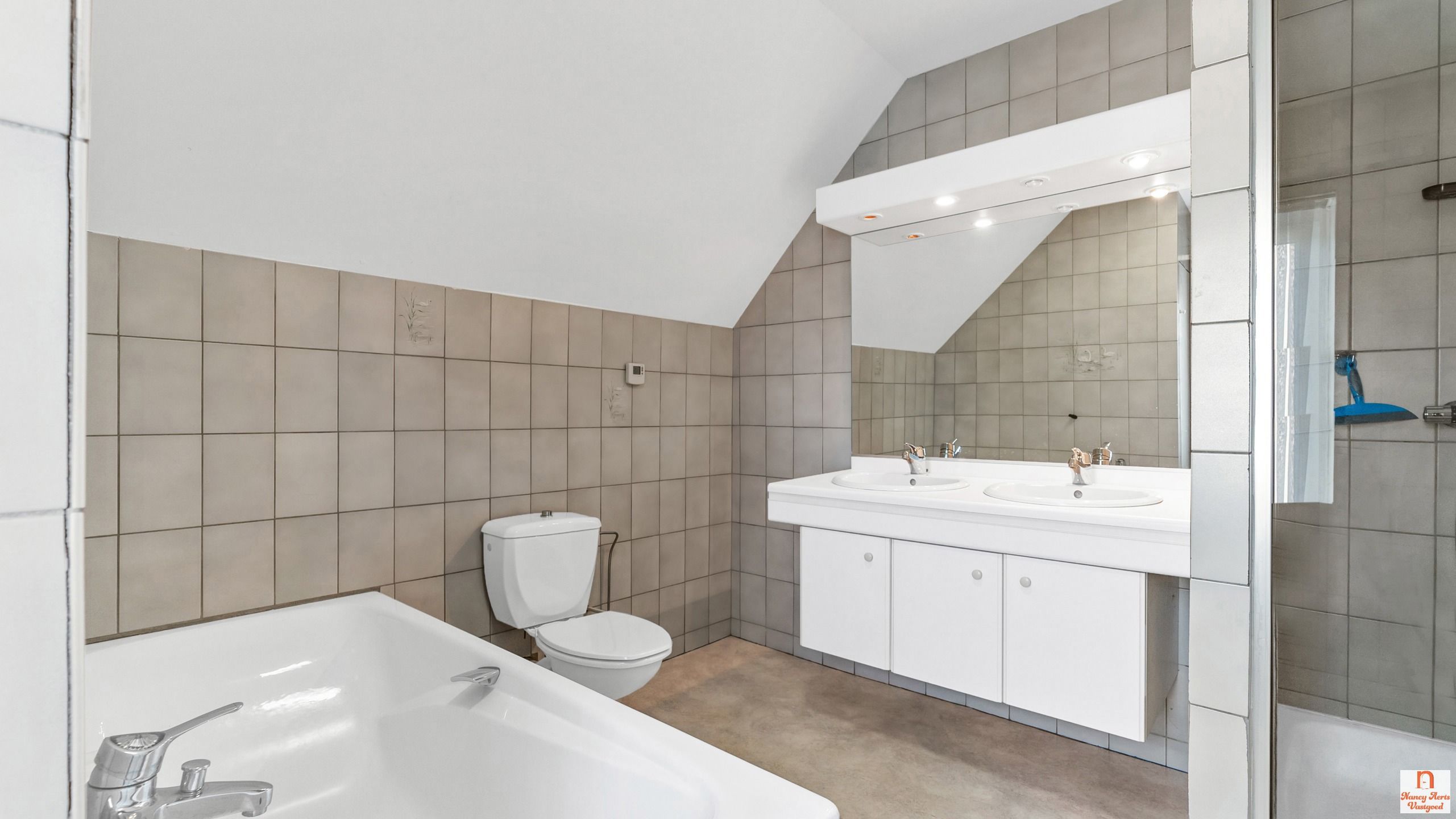 Instapklare woning met uitzonderlijk grote tuin met vijver foto 25