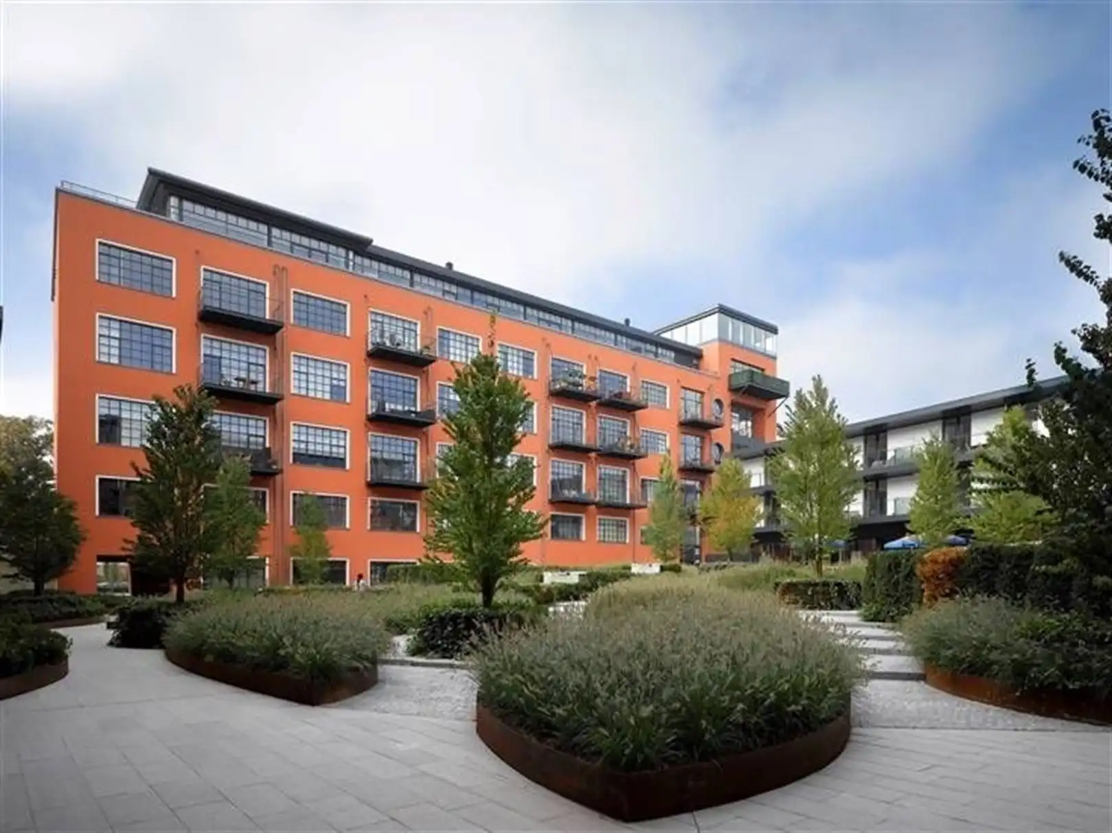 Kantoorgebouw foto {{pictureIndex}}