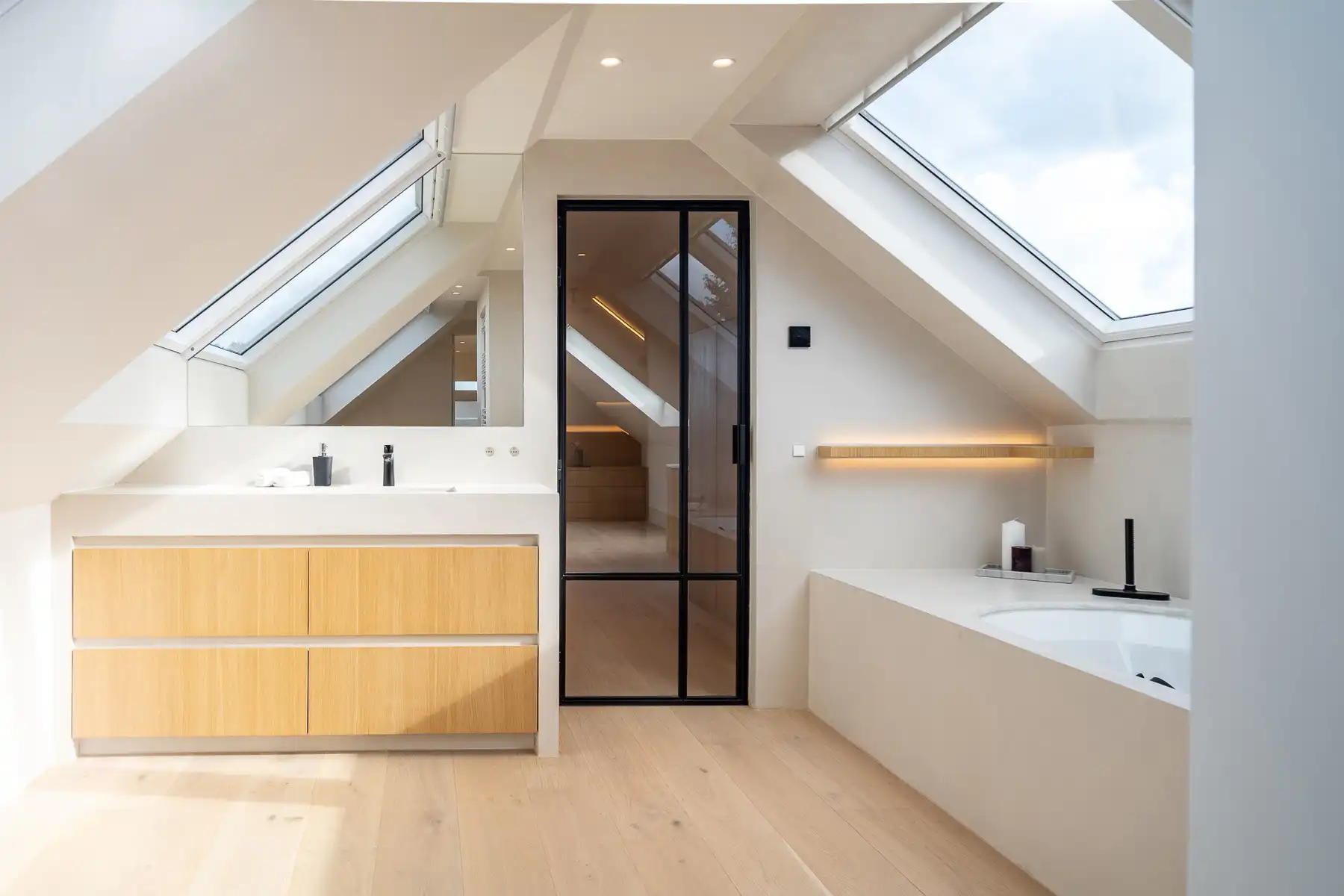 Smaakvol gerenoveerde alleenstaande woning foto 29