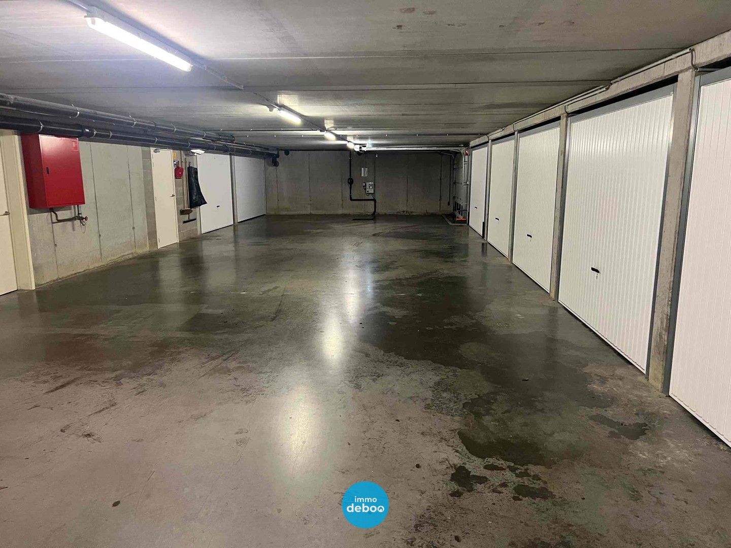 Makkelijk toegankelijke staanplaats in afgesloten residentie foto 2