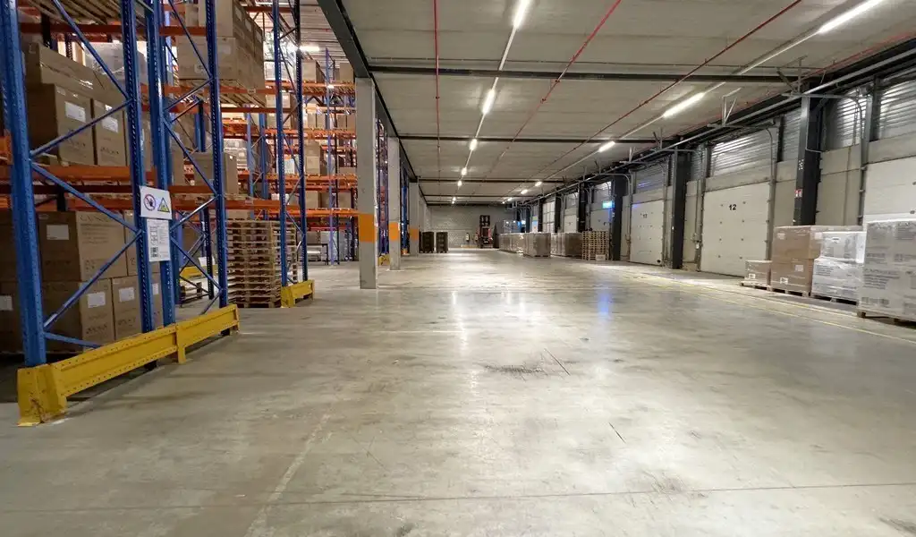 Magazijn met kantoor te huur op logistieke site te Bornem foto 4