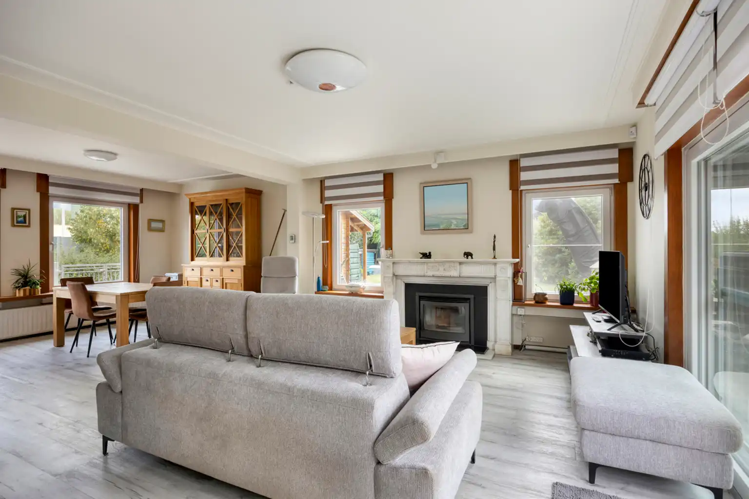 Instapklare woning met 4 slaapkamers, tuin & 2 garages foto 5