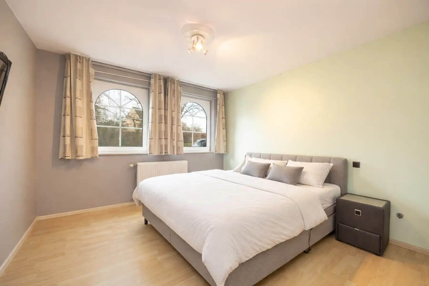 INSTAPKLARE, RIANTE GEZINSWONING MET 5 SLAAPKAMERS,  RUIMTE VOOR VRIJ BEROEP, INPANDIGE GARAGE IN KELDER EN GUNSTIG EPC OP PERCEEL VAN 11A30CA TE OUDSBERGEN foto 12