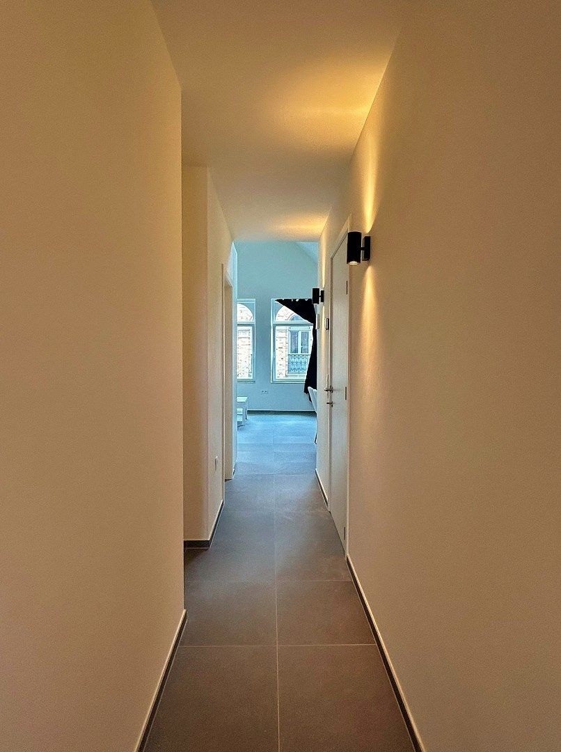 Volledig vernieuwd appartement met terras in Ieper centrum foto 2