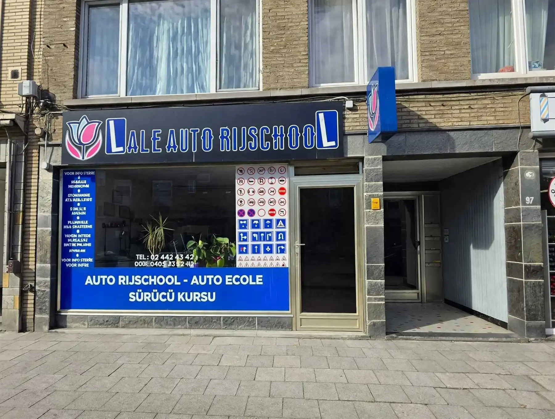 Handelspand met tuin op commerciële ligging interessante investering of eigen gebruik foto {{pictureIndex}}