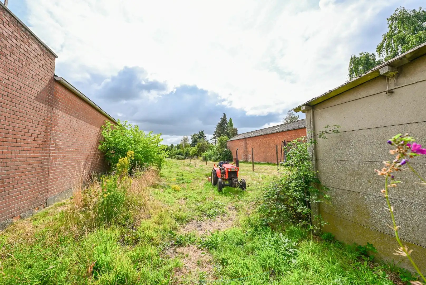 Bouwgrond met af te breken woning op 1100m2 te Zwevezele foto 5