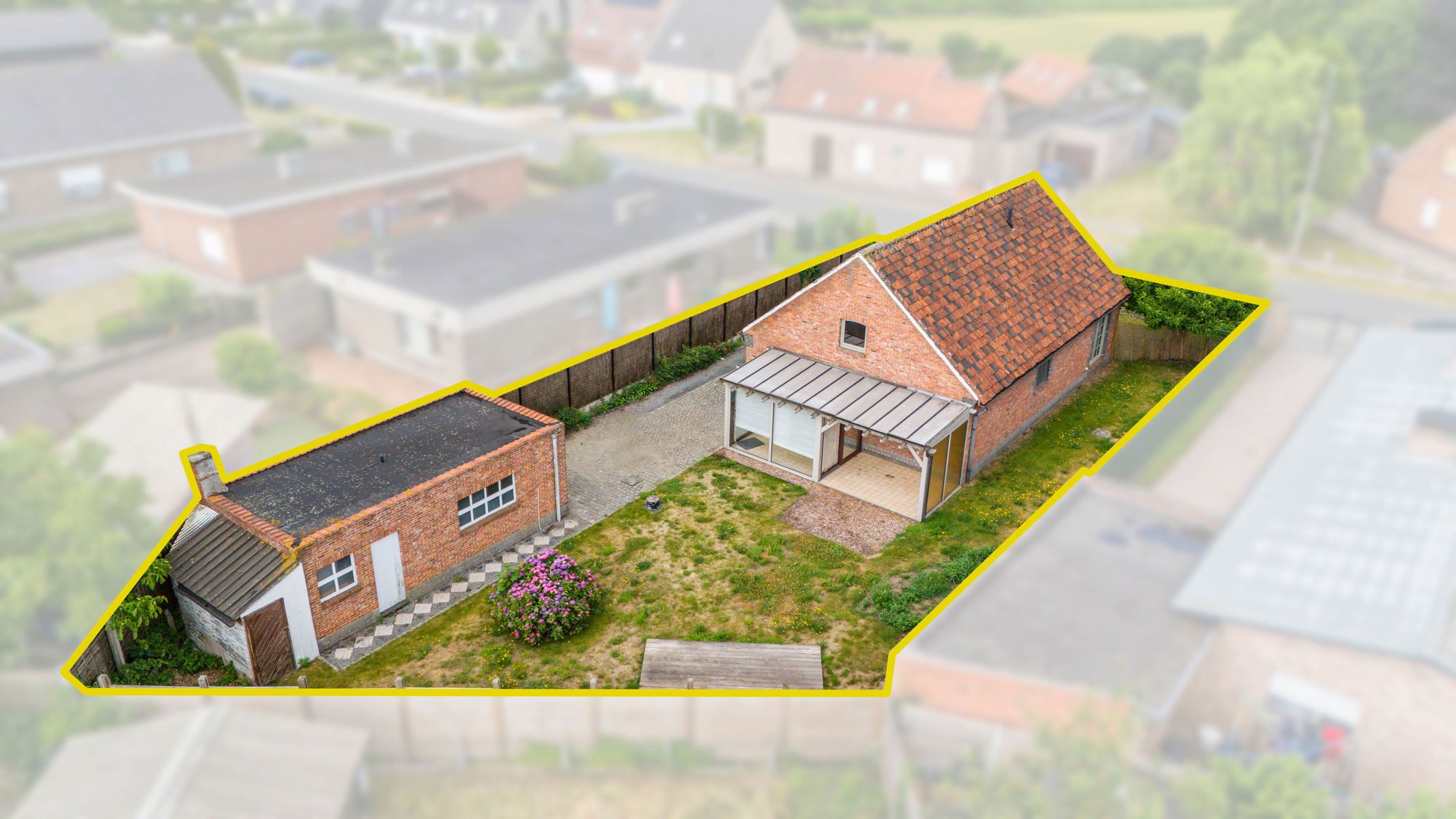 Bungalow met veel potentieel, aangename tuin en garage foto 2