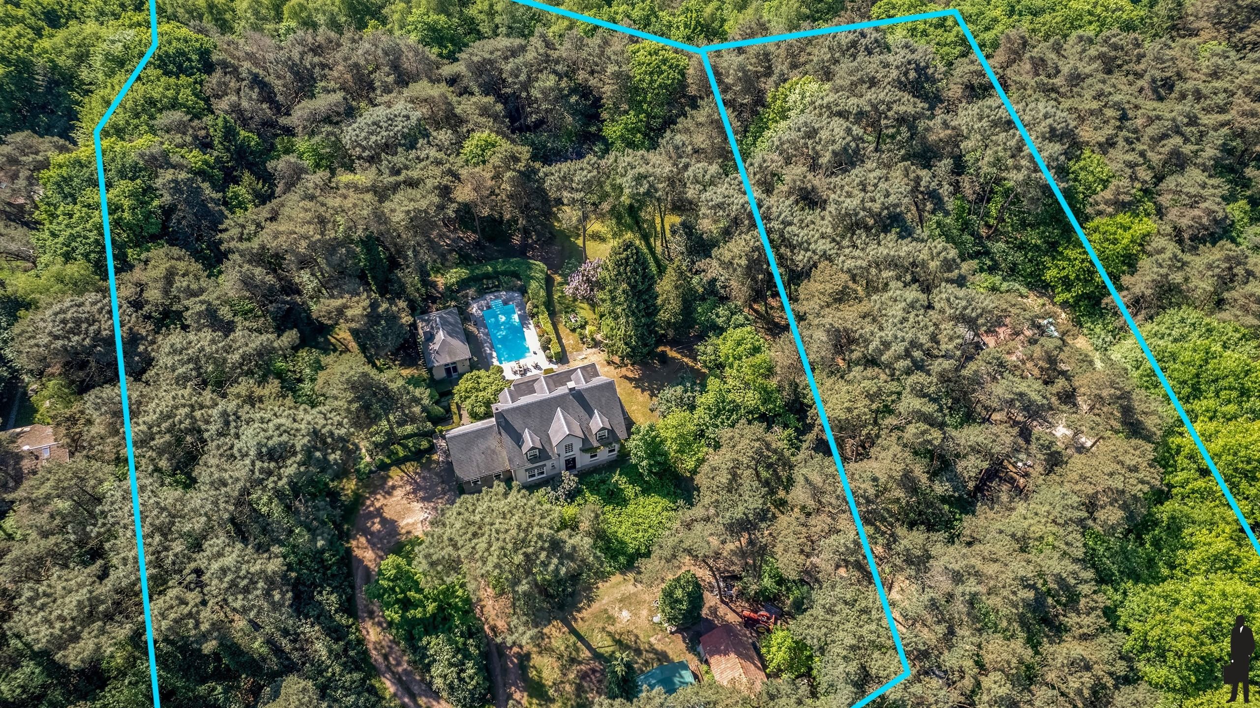 Exclusieve en uniek gelegen Engelse cottagevilla met orangerie, zwembad en aanpalende bouwgrond op ca. 1,9 ha in bosrijke omgeving. foto 23