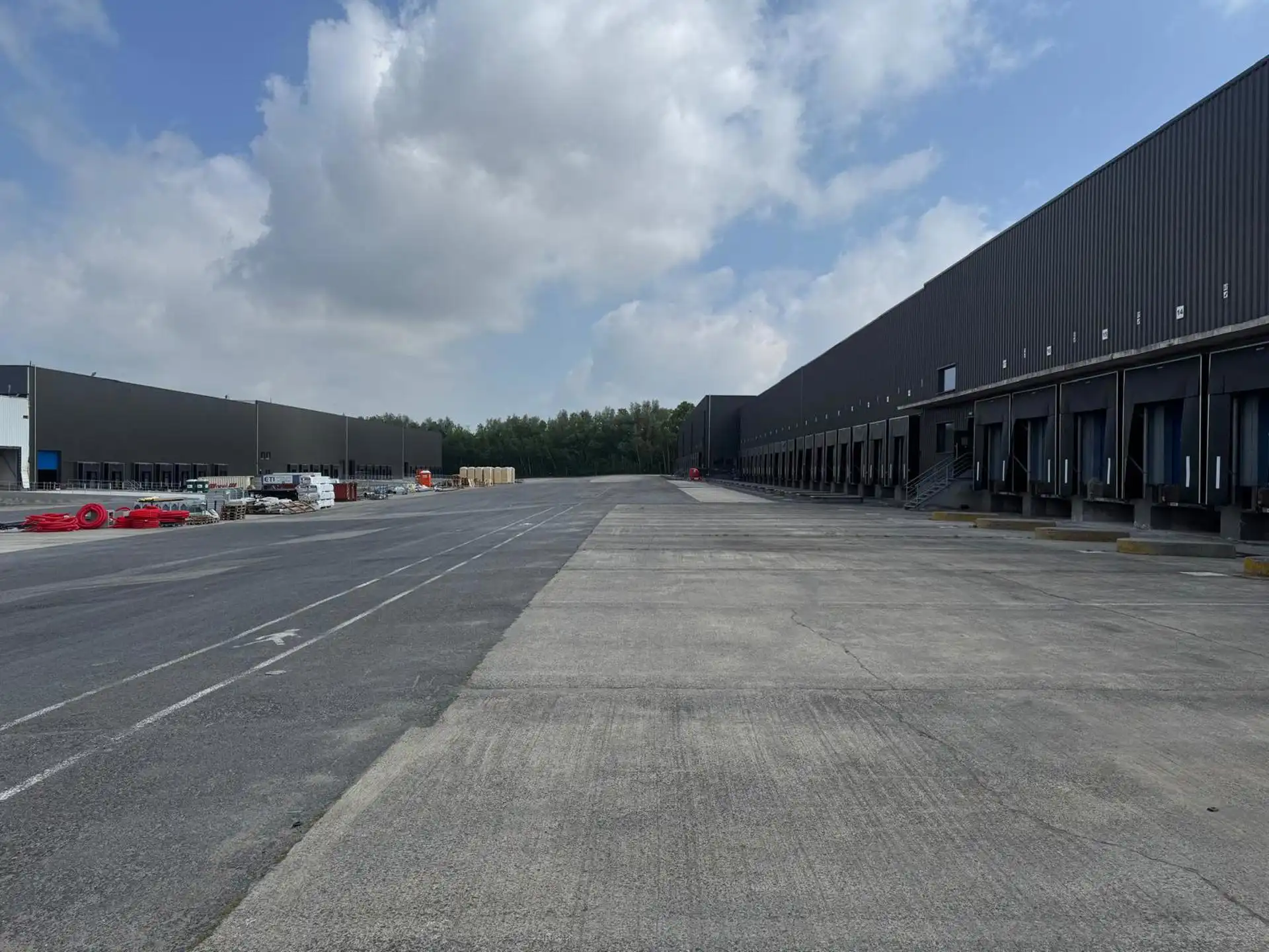 Magazijn 6.842m²  met minimum 7 laadkades  en een extra  ruime parking te huur foto 6