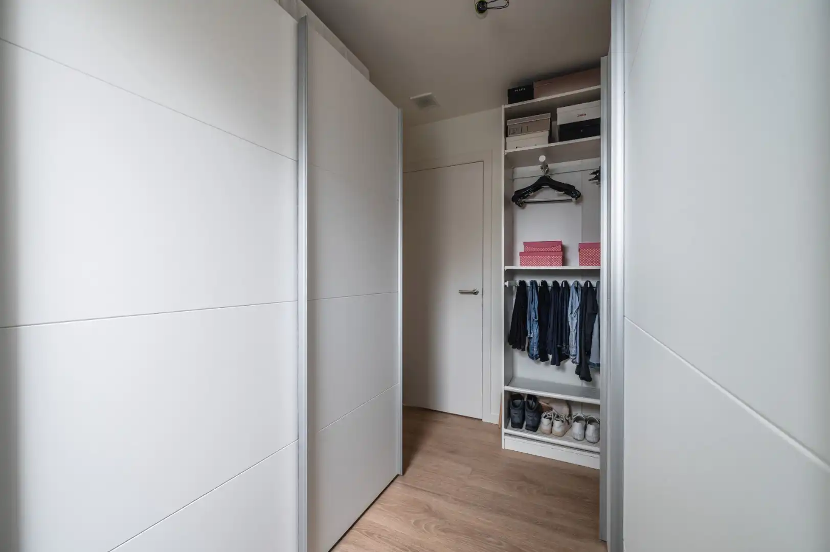 BEN appartement met aangenaam terras, 2 slks, autostaanplaats en direct instapklaar. foto 11