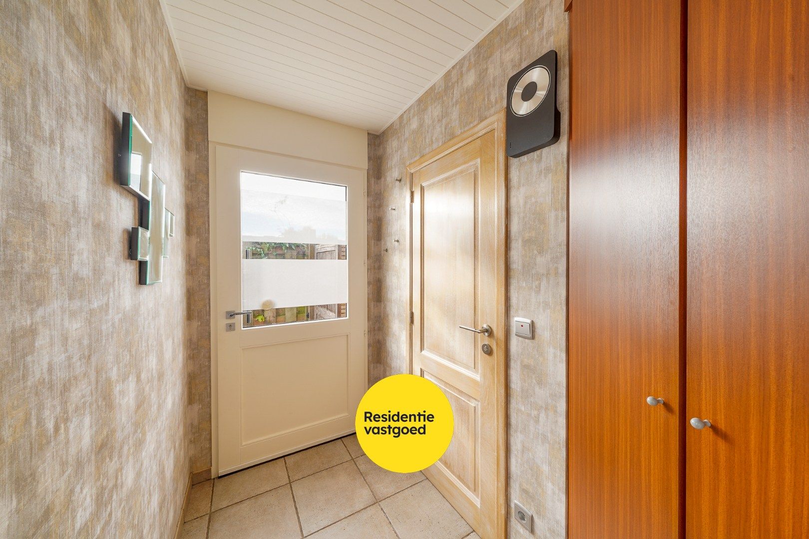 Instapklare halfopen woning met zonnige tuin, aparte garage en tuinhuis foto 2