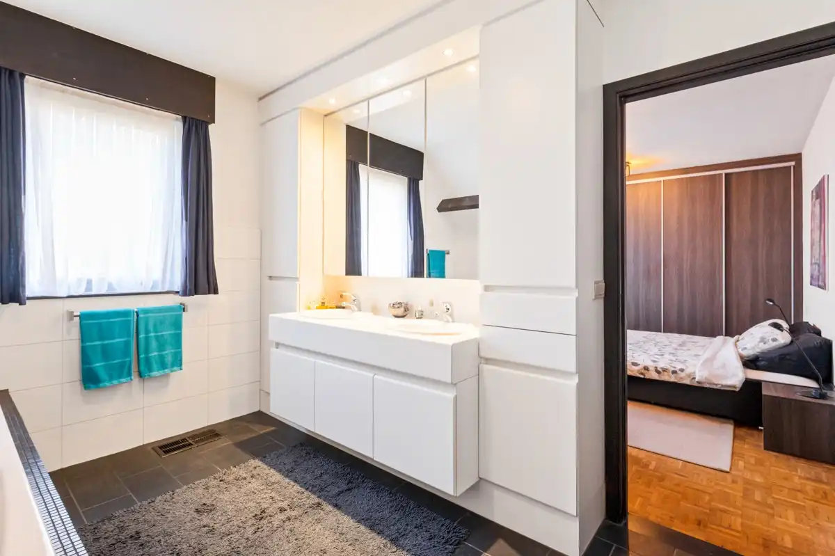 Ruime gezinswoning op 1135 m² met mogelijkheid tot 5 slaapkamers vlakbij het centrum van Zoersel. foto 12