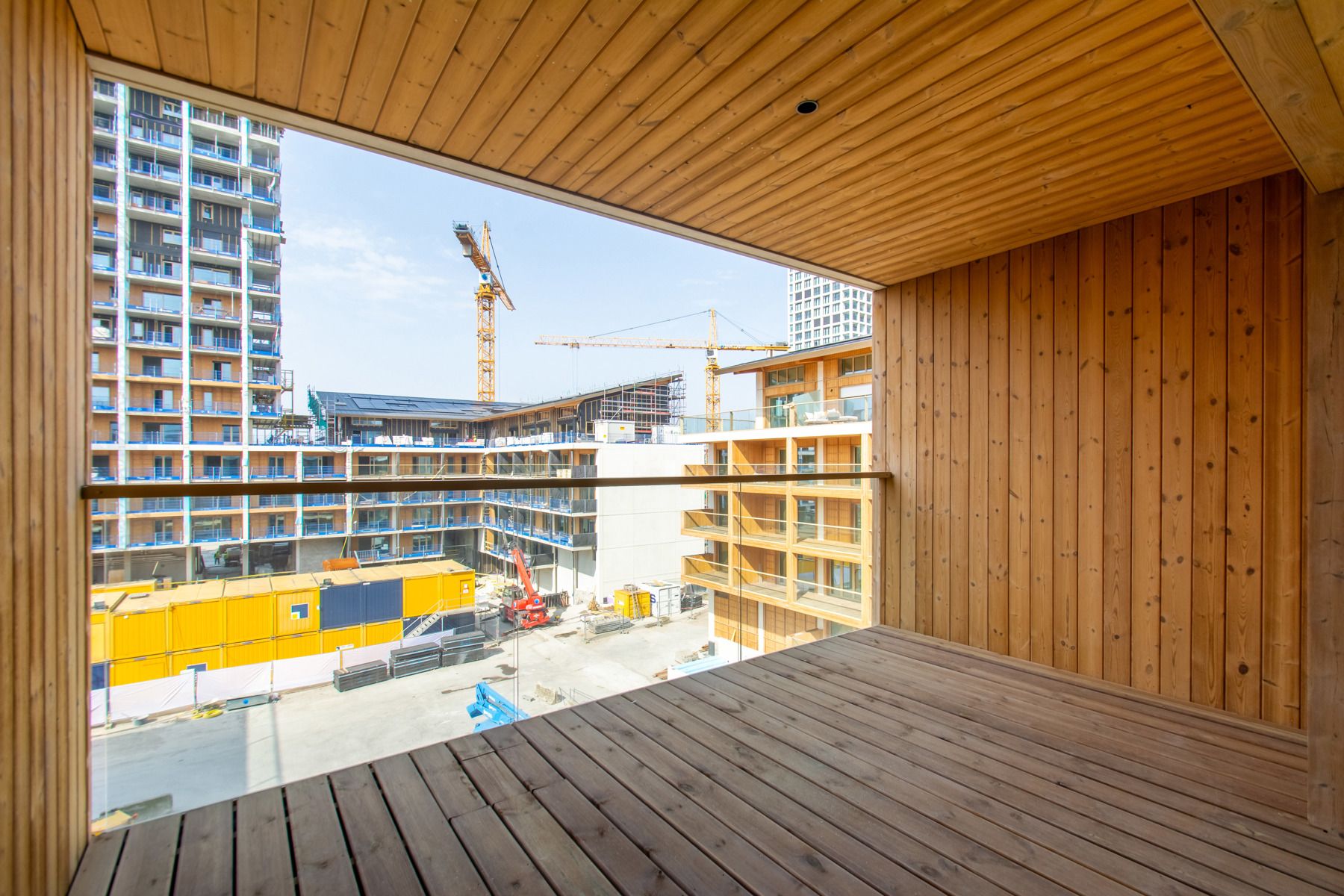 Ongemeubeld 2 slpk (of 1 bureau) app. met mooi terrras foto {{pictureIndex}}