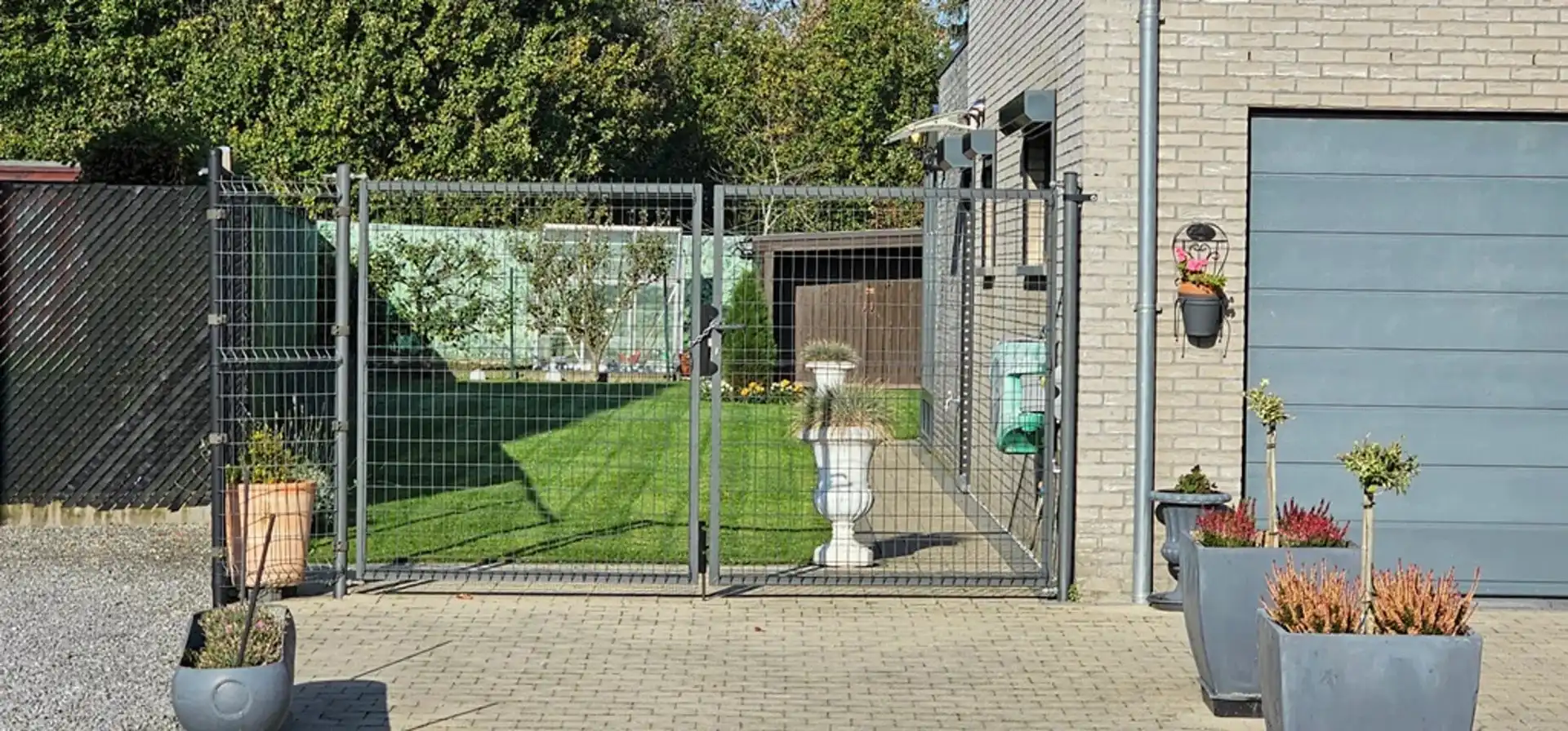 Ruime, recente, instapklare, energiezuinige half open bebouwing met degelijke en kwalitatieve afwerking en zonnepanelen, gelegen net buiten de grote ring van Hasselt. foto 32