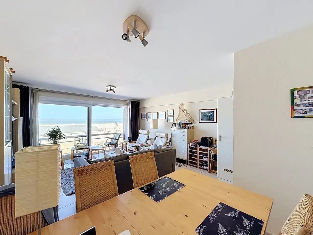 Praktisch ingedeeld appartement met frontaal zeezicht foto 9