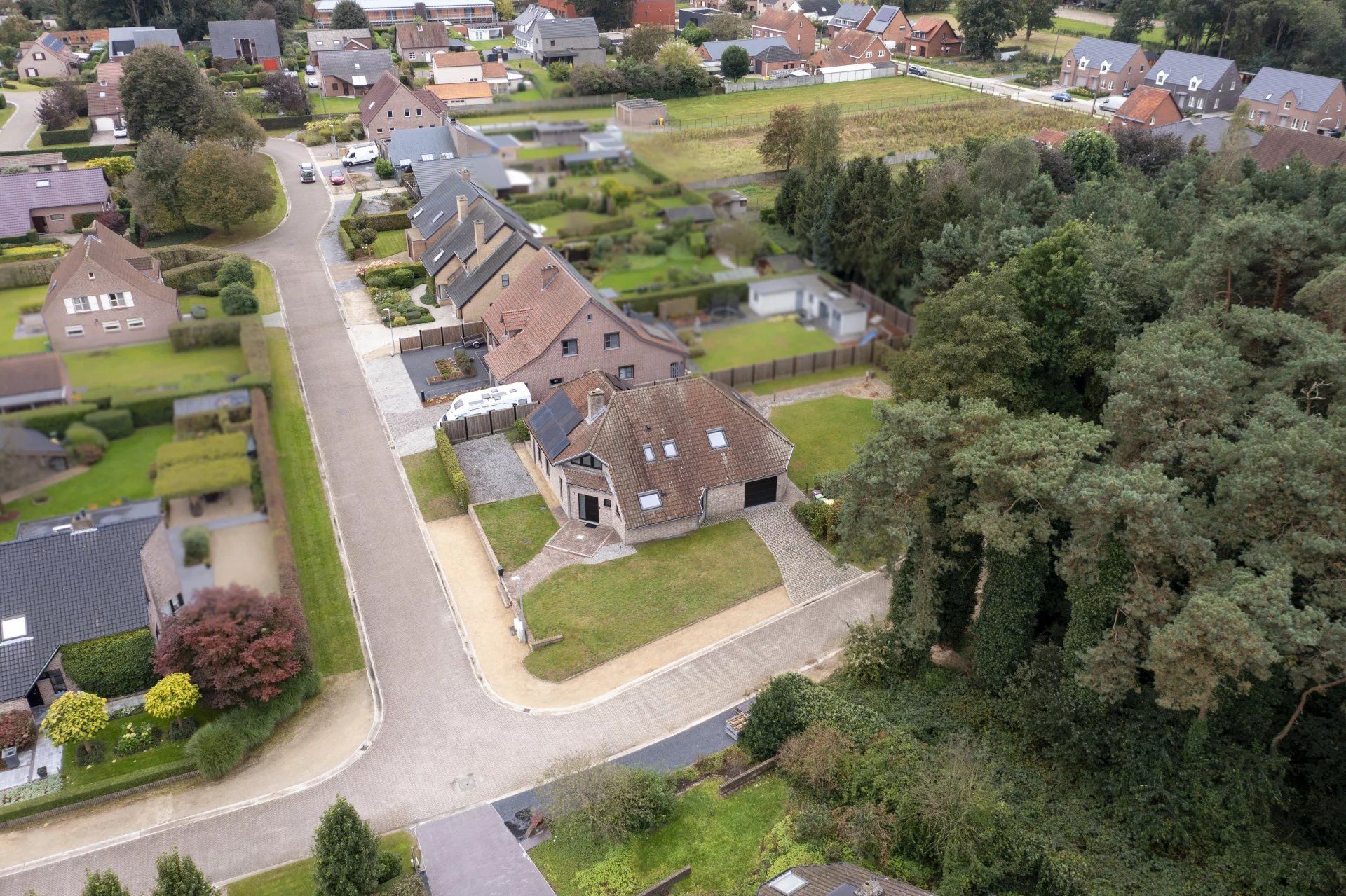 Zeer ruime A label villa met 5 slaapkamers en 2 badkamers met vergund bijgebouw van 40m² op wandelafstand van het centrum. foto 4