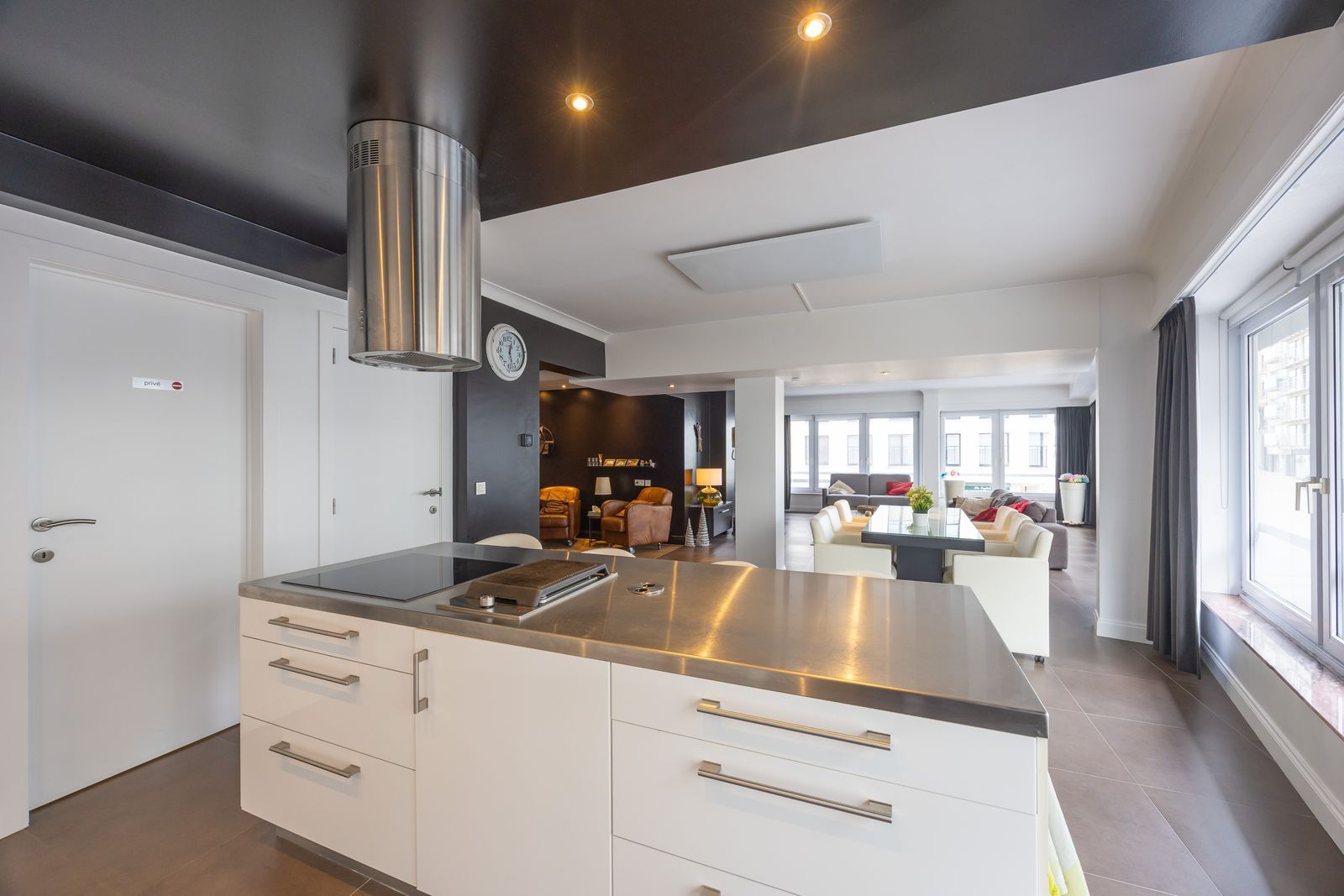 Fenomenaal gerenoveerd hoekappartement met 2 slpk pal aan het strand foto 6