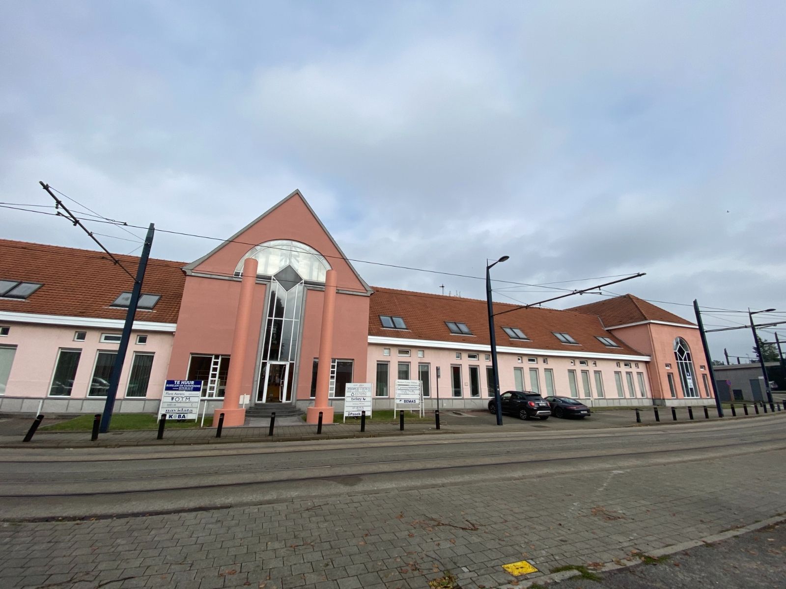 Kantoren te huur vanaf 50m² op toplocatie + P ! foto {{pictureIndex}}