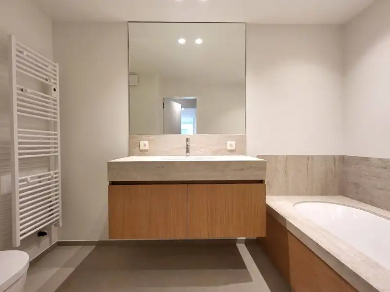 Prachtig gerenoveerd hoekappartement met 3 slaapkamers te koop foto 12