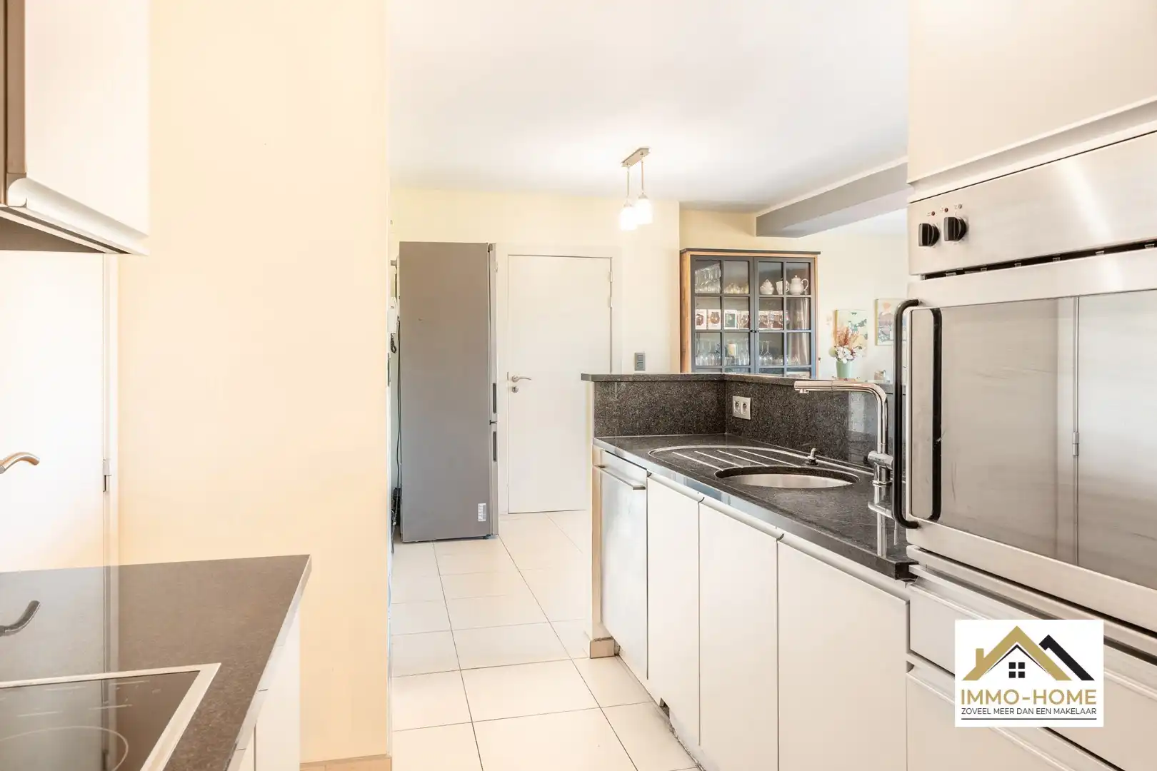 Instapklaar ruim appartement met autostaanplaats foto 6