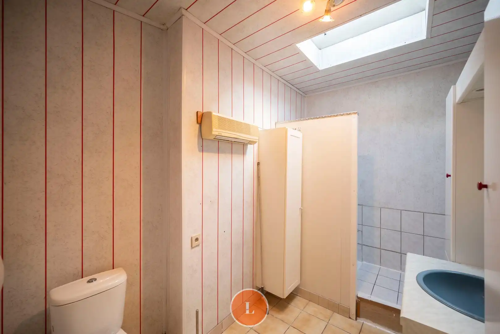 Te renoveren woning met 3 slaapkamers en garage in Menen. foto 6