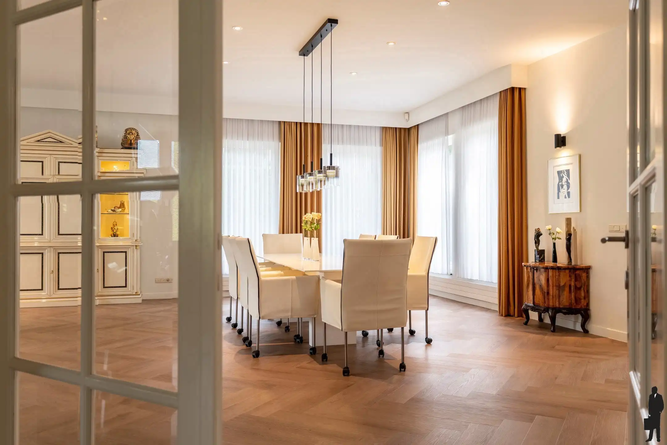 Riante villa (maar liefst 454m² woonopp.) vlakbij Nederland foto 6