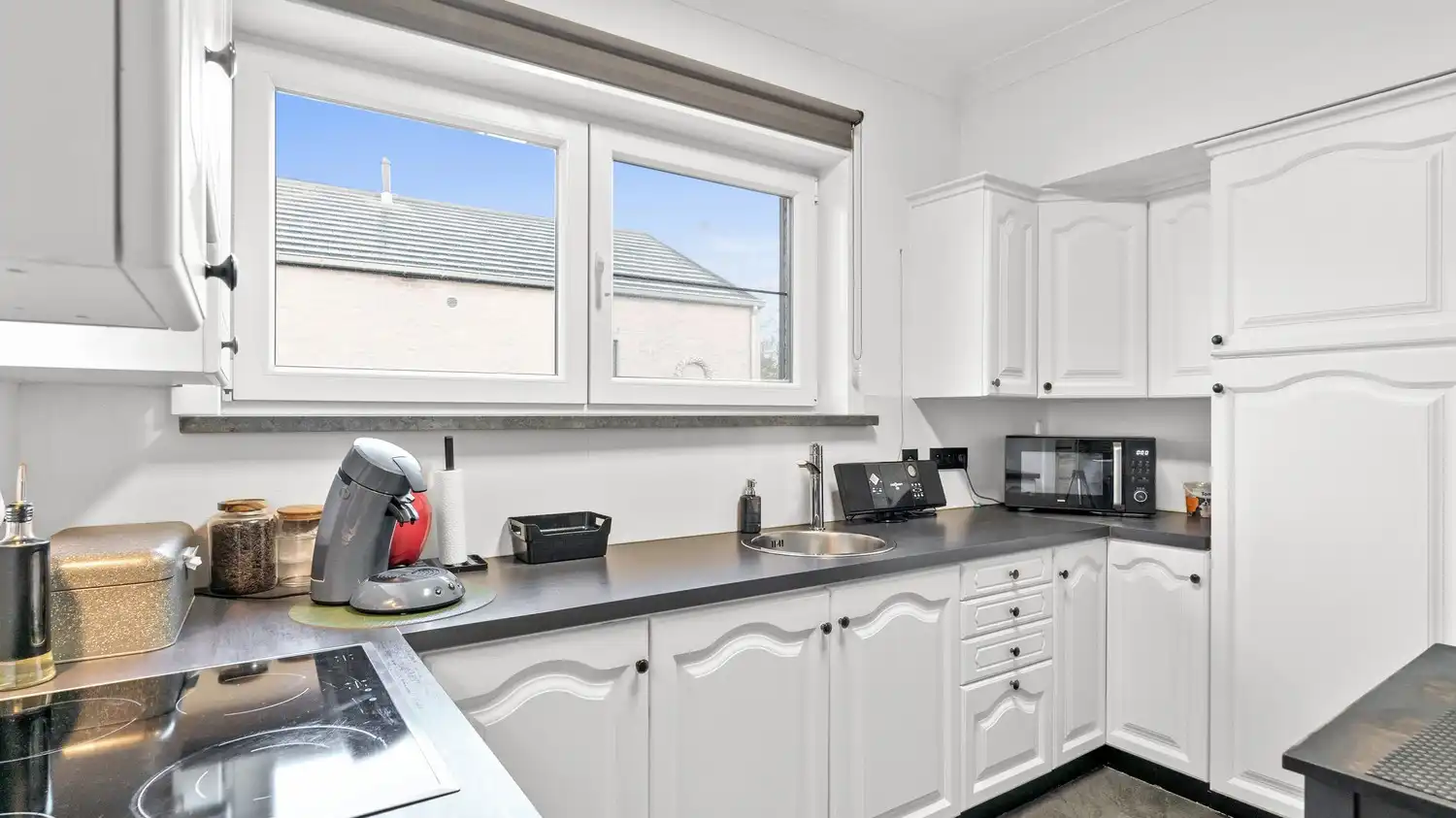 Woning met 2 slaapkamers, ruime garage en tuin foto 11