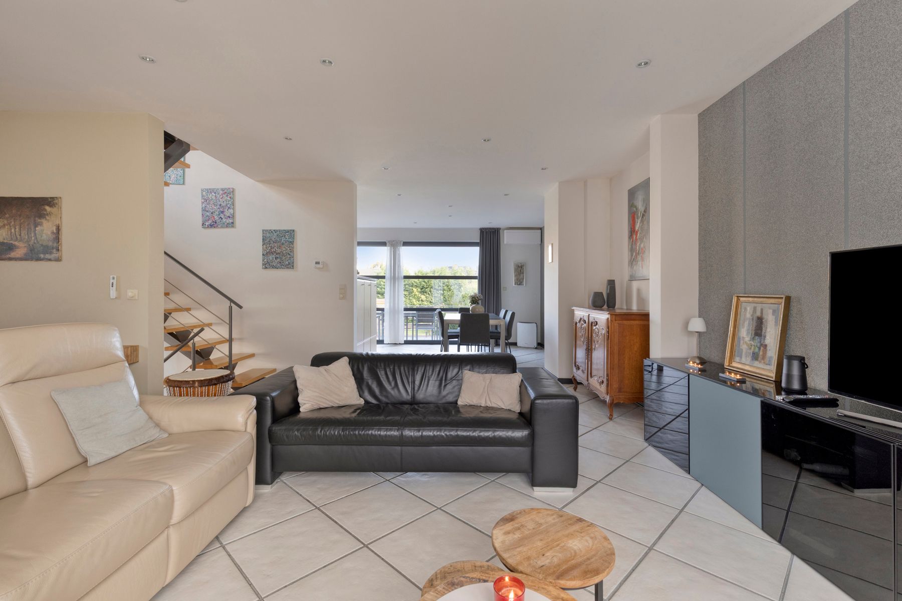 Ruime woning met 4 slaapkamers, garage en tuin foto 6