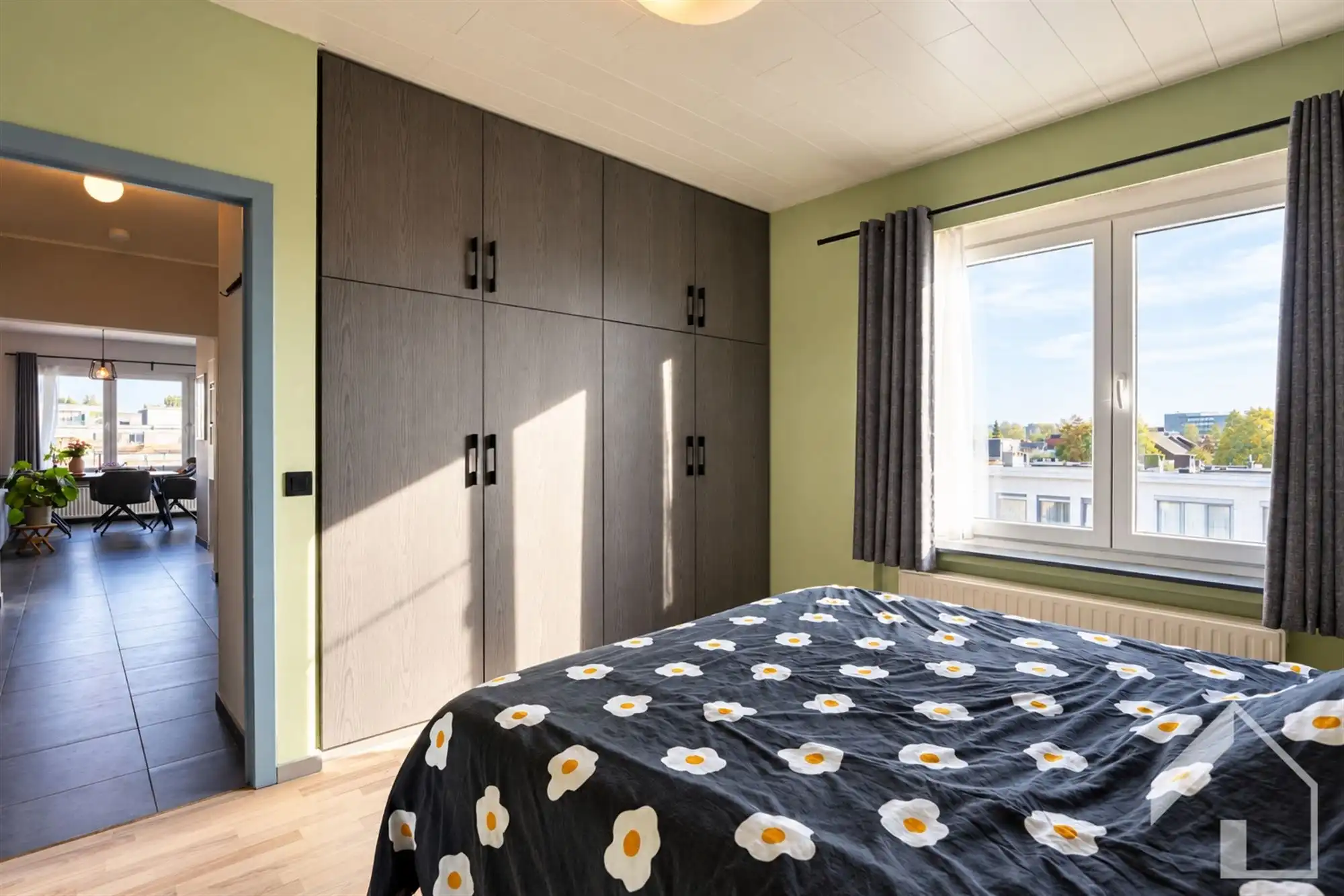 Lichtrijk hoekappartement met 2 slaapkamers, terras en garage met oprit foto 9
