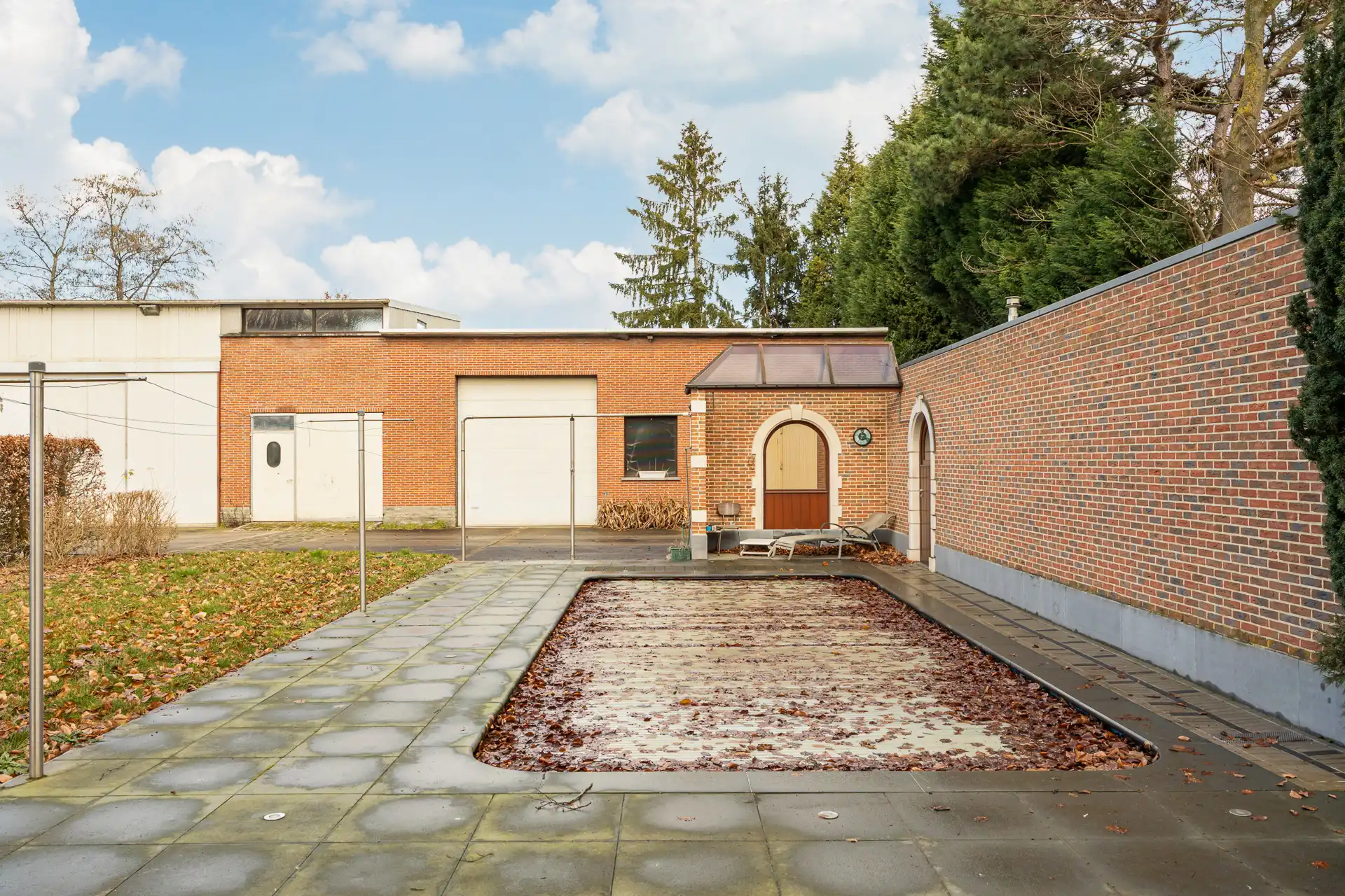 Ruime villa met garage en zwembad + bouwgrond + 2 magazijnen foto 25