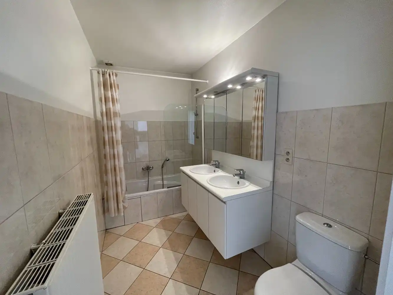 Brugge,aan de SINT-ANNAREI , DUBBEL APPARTEMENT( 250m²)  in een herenhuis  vooraan zicht op de Sint-Annarei, achteraan zicht op een grote gemeenschappelijke tuin,2  livings, 2 keukens, 4 slaapkamers, 2 badkamers. foto 14