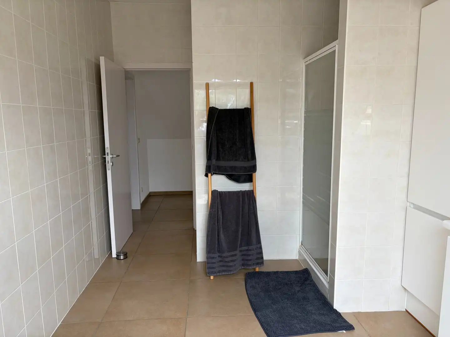 Ruim dakappartement met groot terras en garage. foto 10