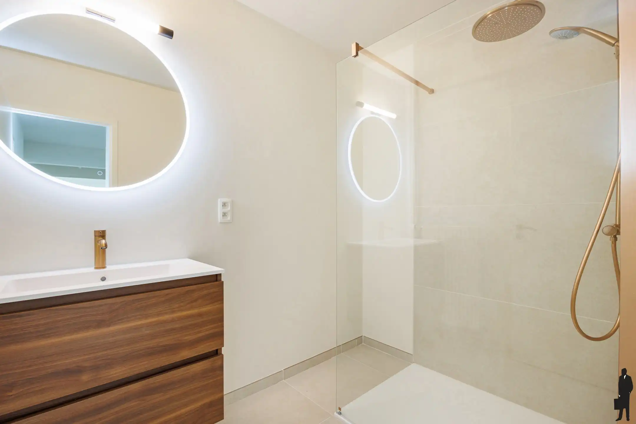 Gerenoveerd appartement met 2 slpks & dubbele garage  foto 9